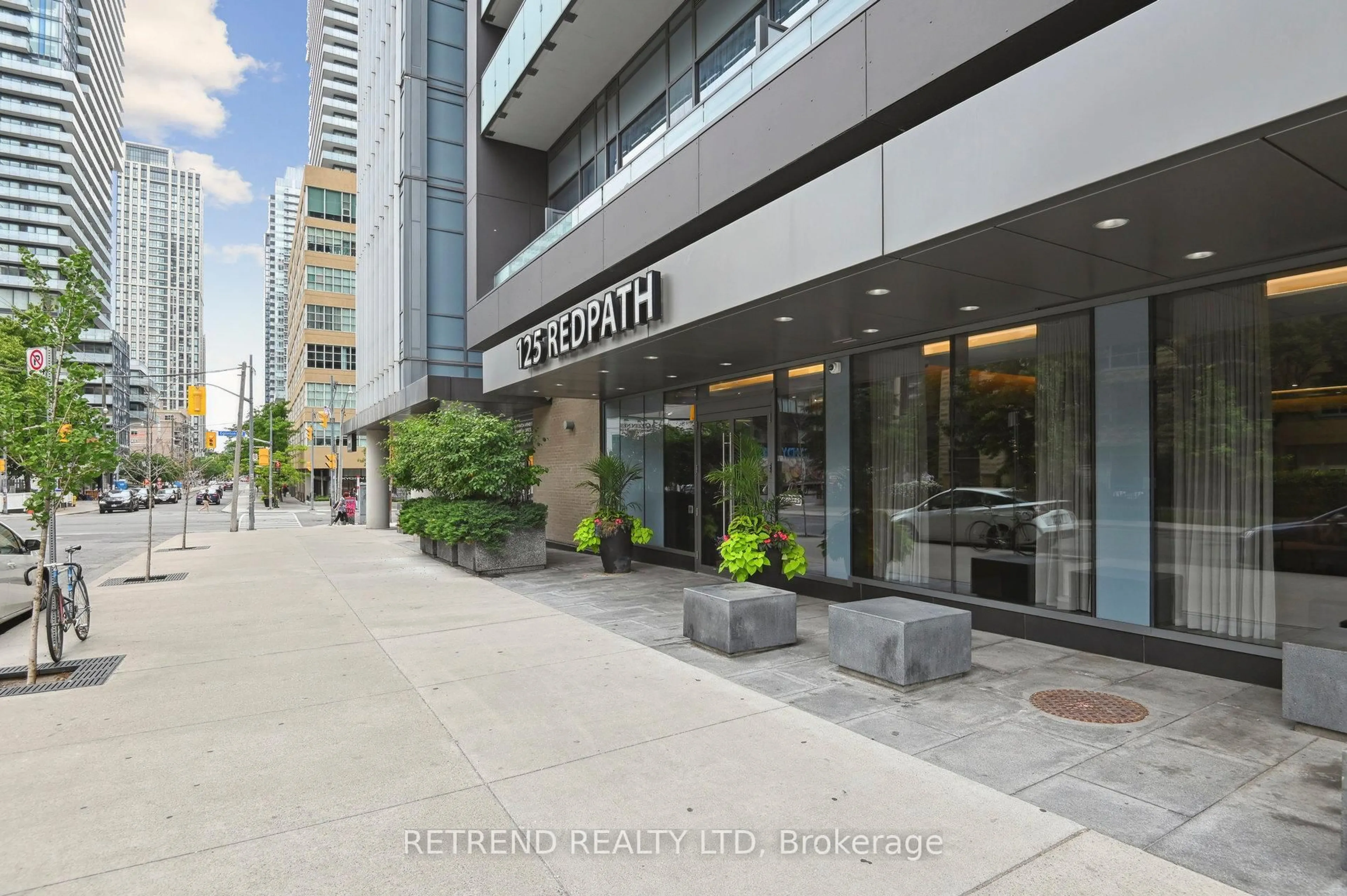 Indoor foyer for 125 Redpath Ave #1004, Toronto Ontario M4S 2J9