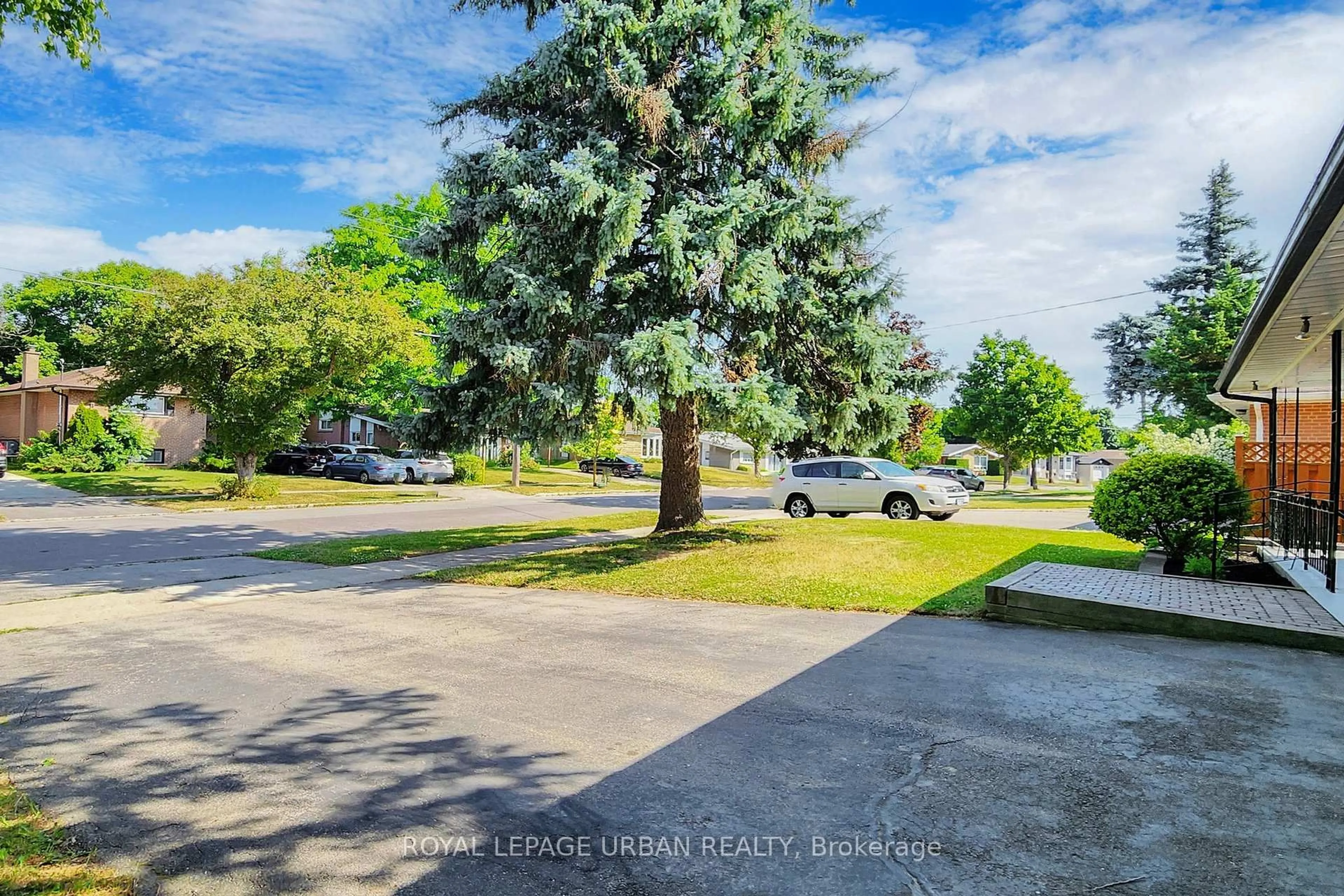 A pic from outside/outdoor area/front of a property/back of a property/a pic from drone, street for 186 Roywood Dr, Toronto Ontario M3A 2E6