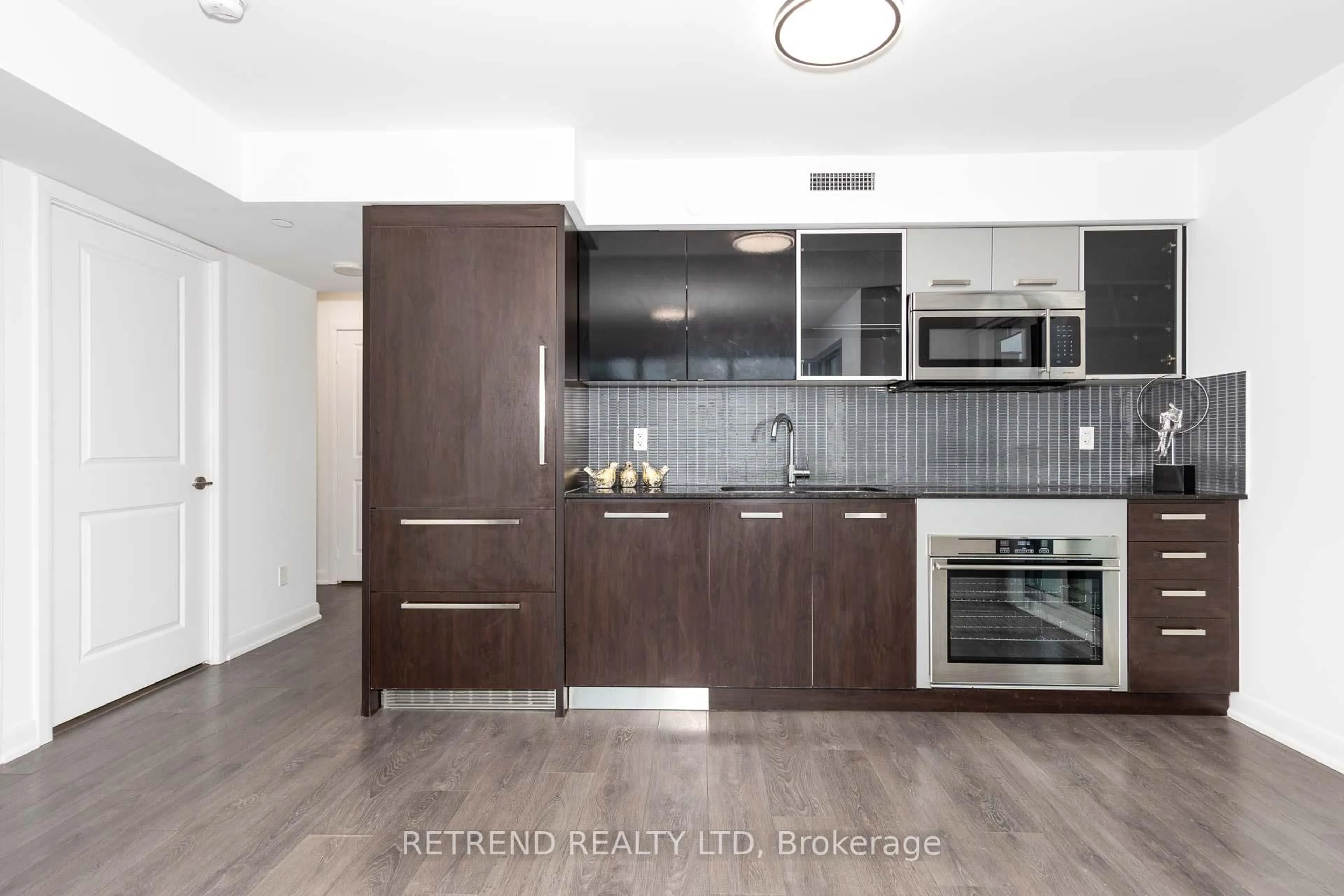Standard kitchen, wood/laminate floor for 5168 Yonge St #1209, Toronto Ontario M2N 0G1