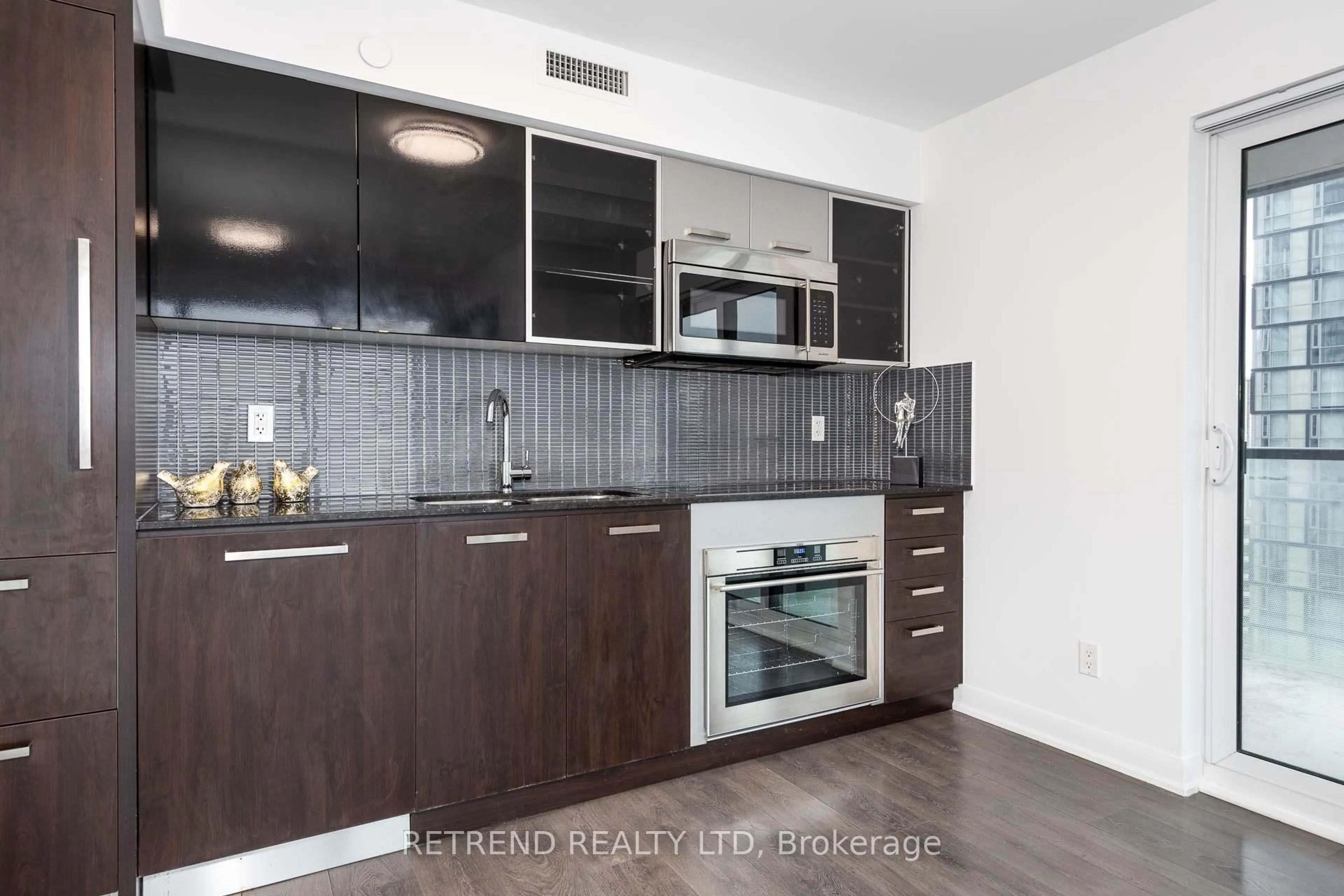 Standard kitchen, wood/laminate floor for 5168 Yonge St #1209, Toronto Ontario M2N 0G1