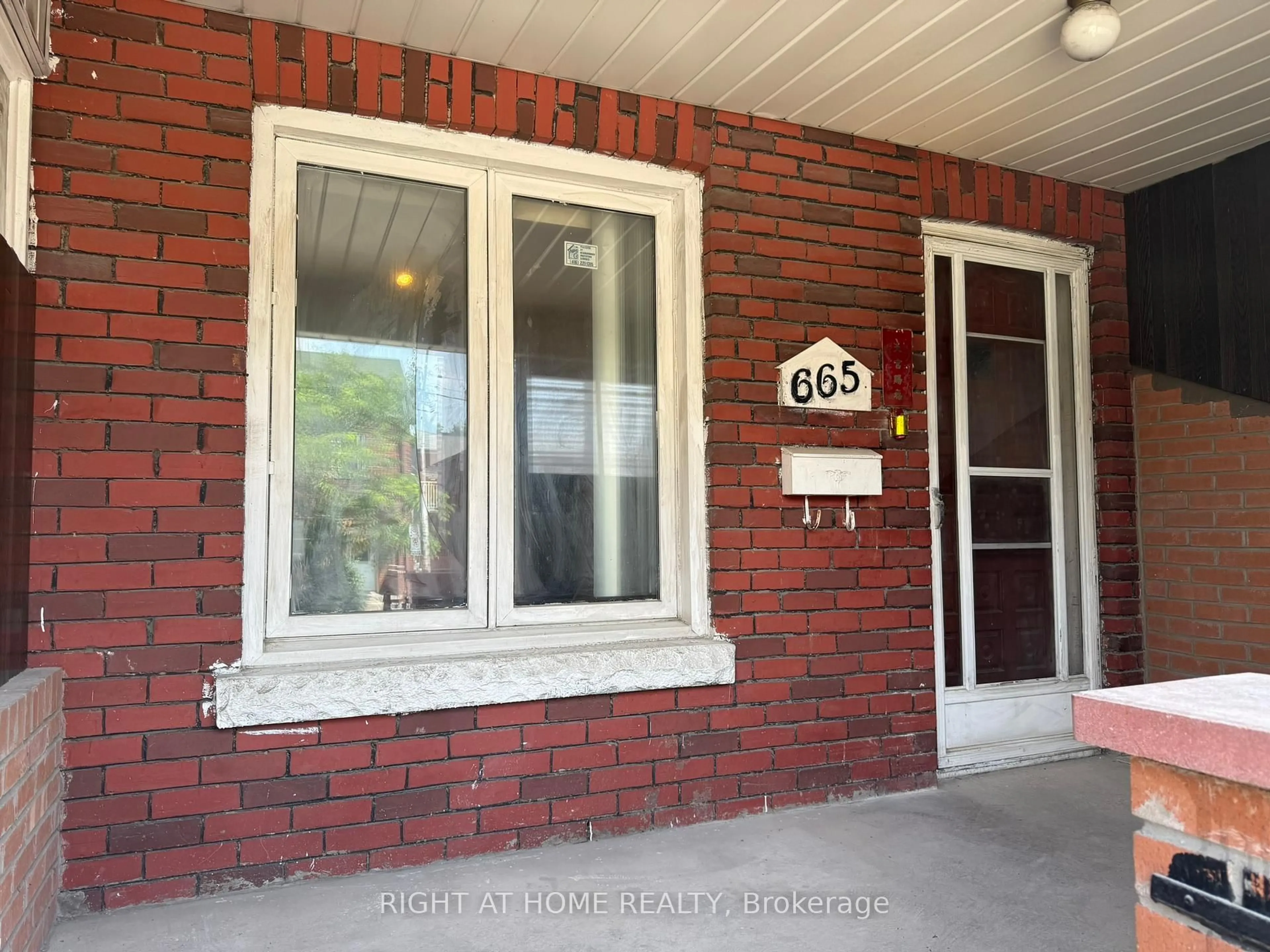 Indoor entryway for 665 Ossington Ave, Toronto Ontario M6G 3T6