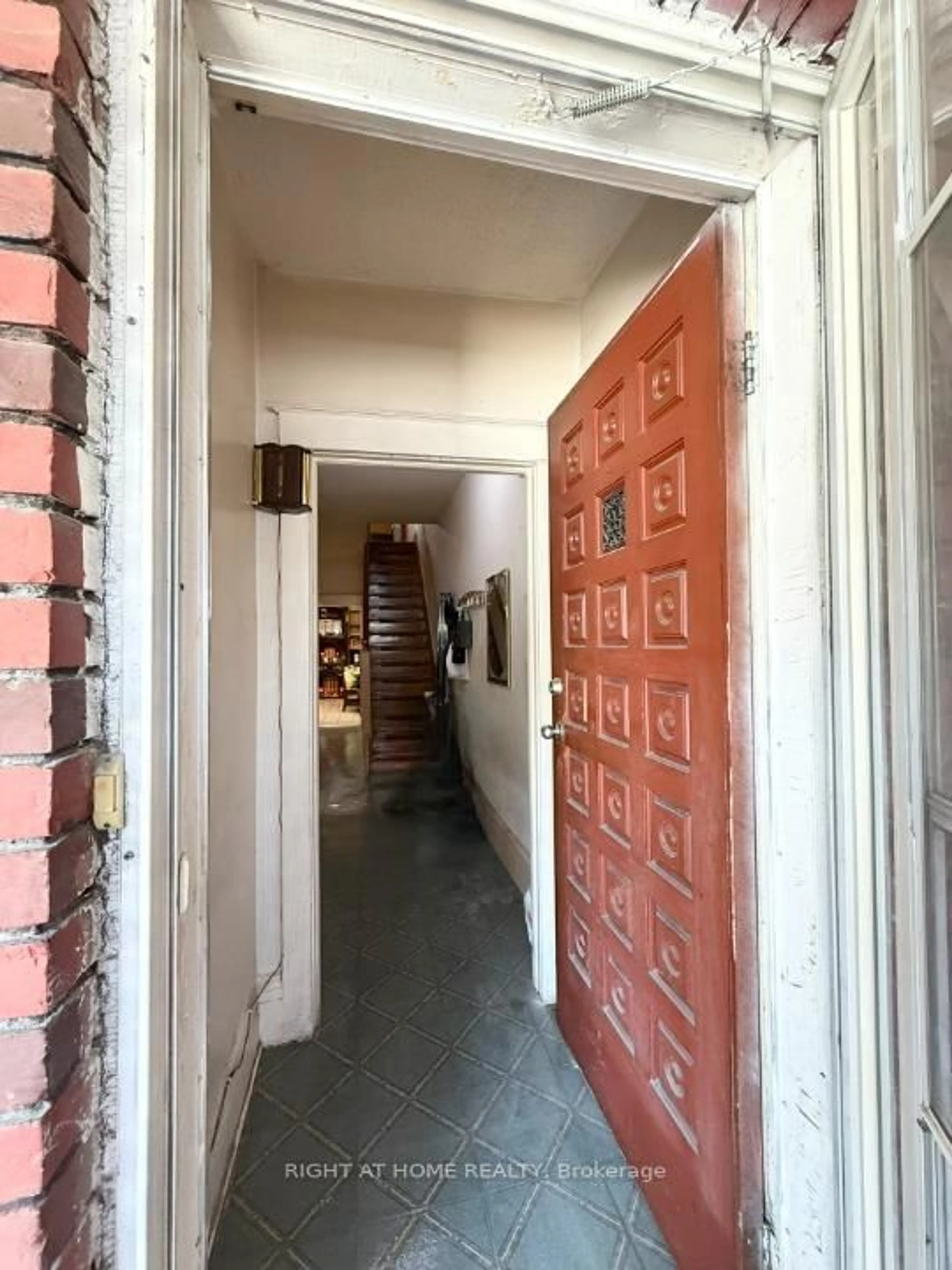 Indoor foyer for 665 Ossington Ave, Toronto Ontario M6G 3T6