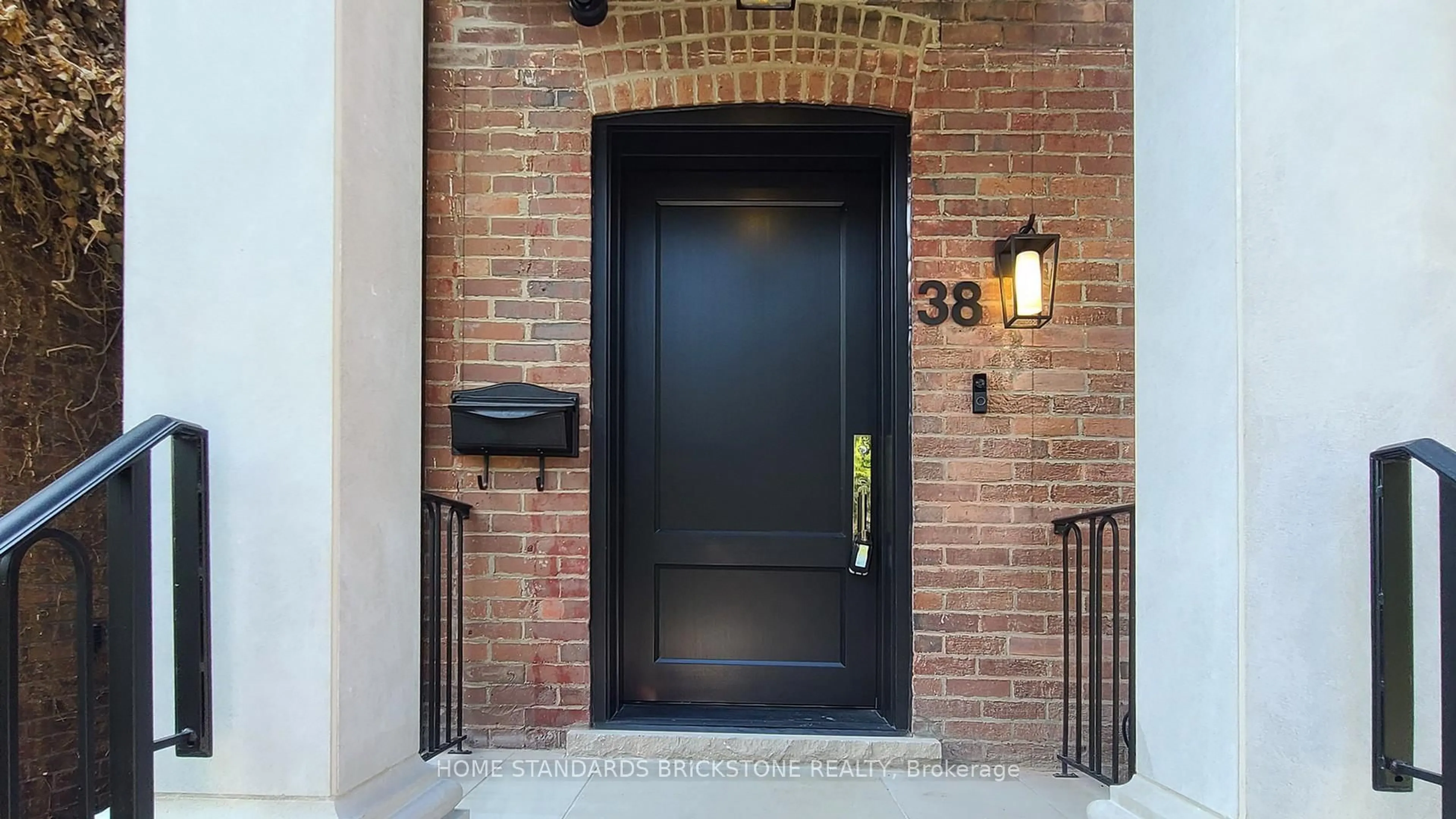 Indoor entryway for 38 Elgin Ave, Toronto Ontario M5R 1G6