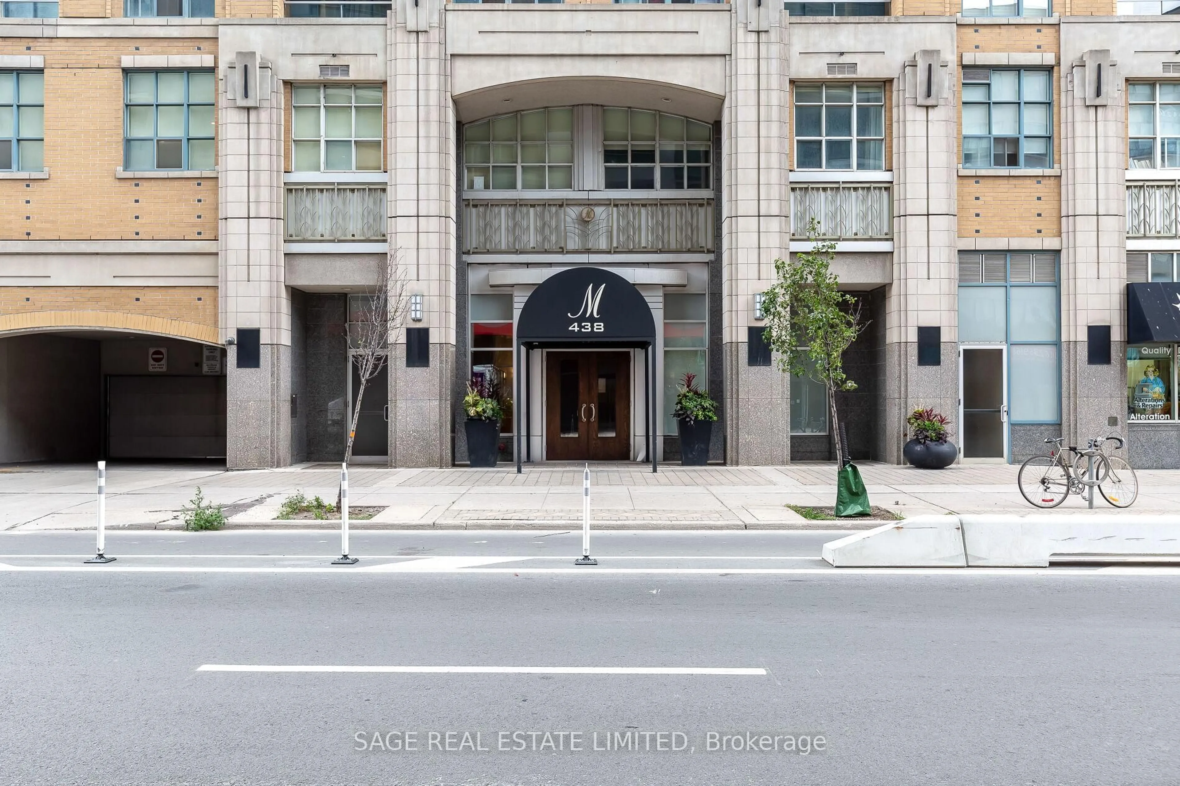Indoor foyer for 438 Richmond St #816, Toronto Ontario M5V 3S6