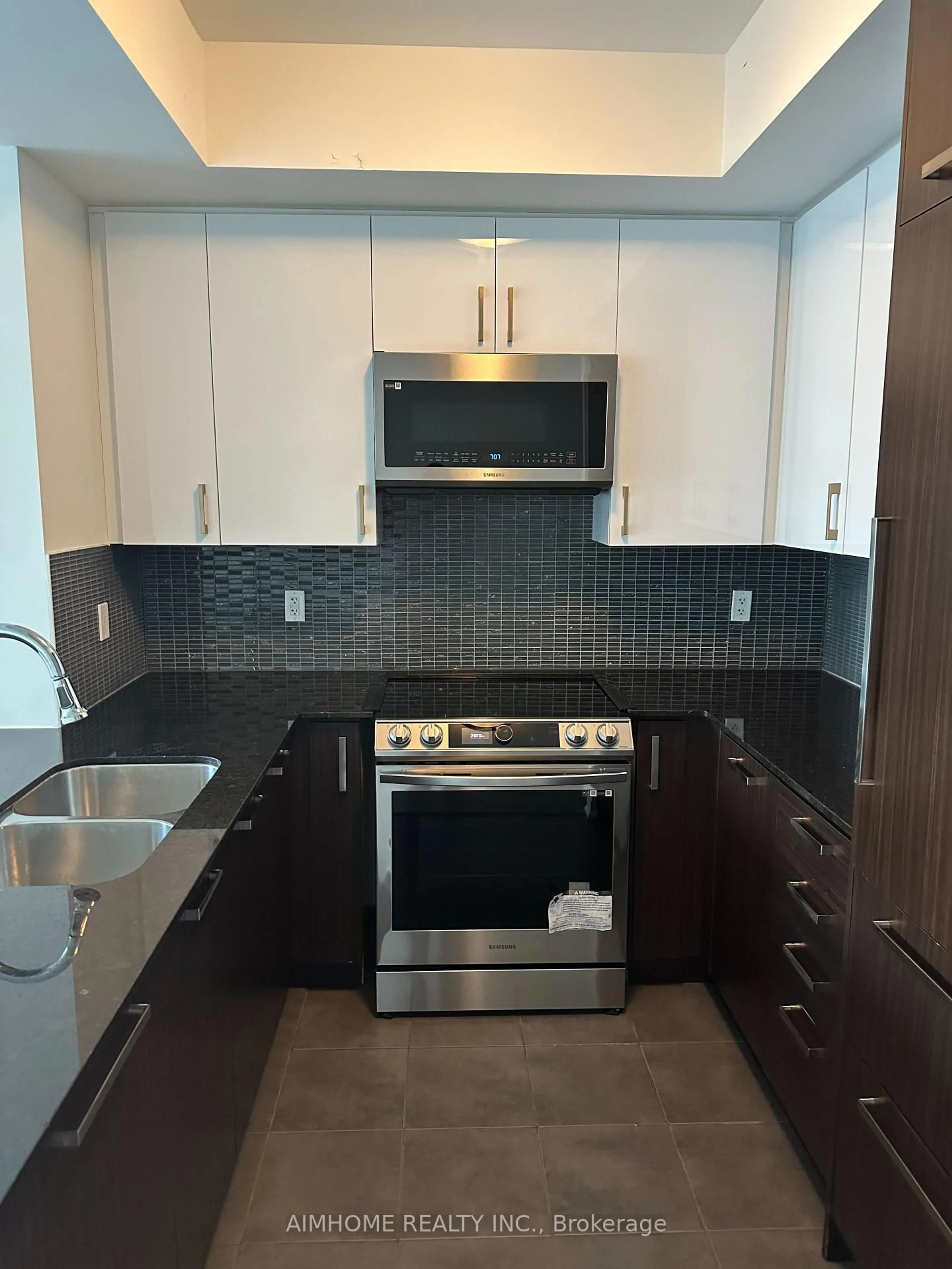 Standard kitchen, ceramic/tile floor for 5168 YONGE St #2615, Toronto Ontario M2N 0G1