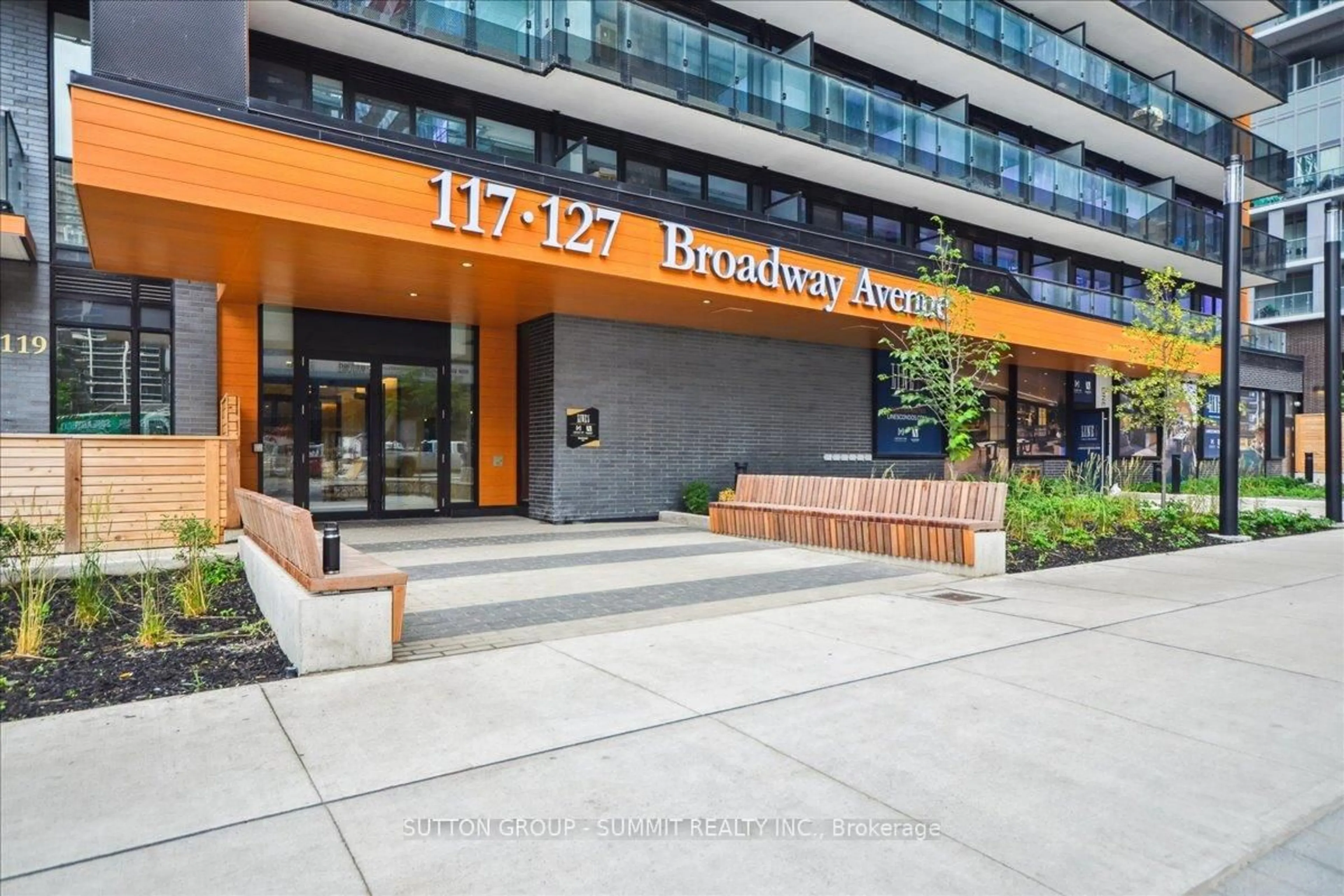 Indoor foyer for 117 Broadway Ave #424, Toronto Ontario M4P 1V3