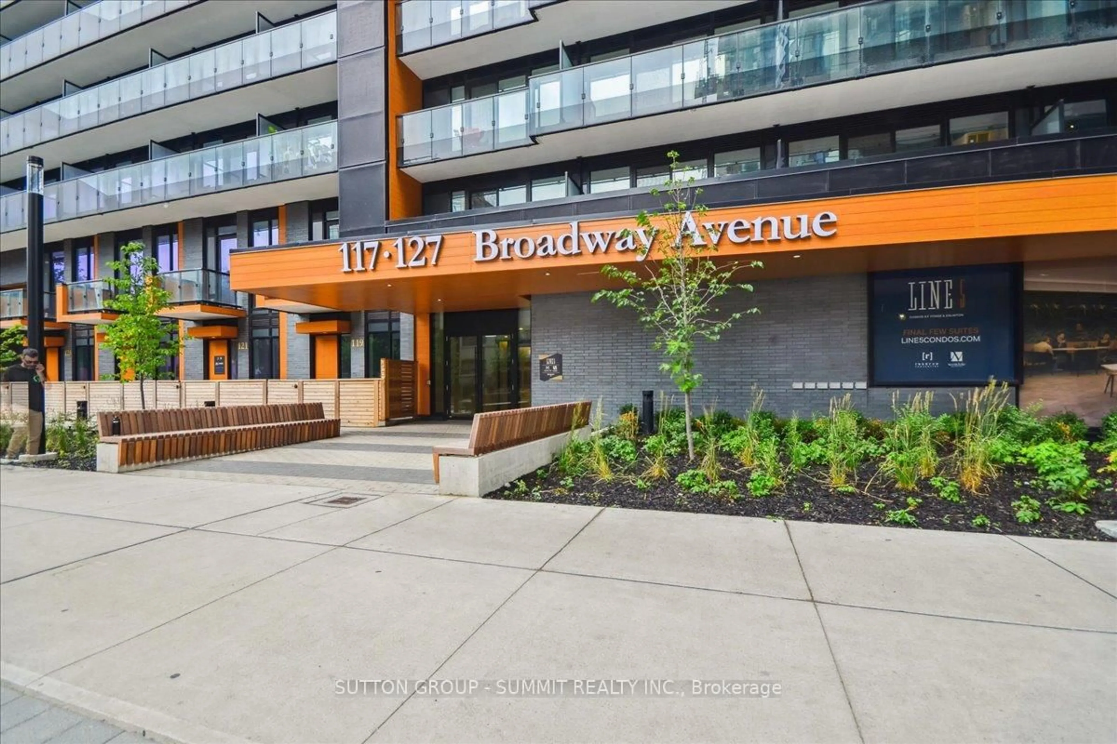 Indoor entryway for 117 Broadway Ave #424, Toronto Ontario M4P 1V3