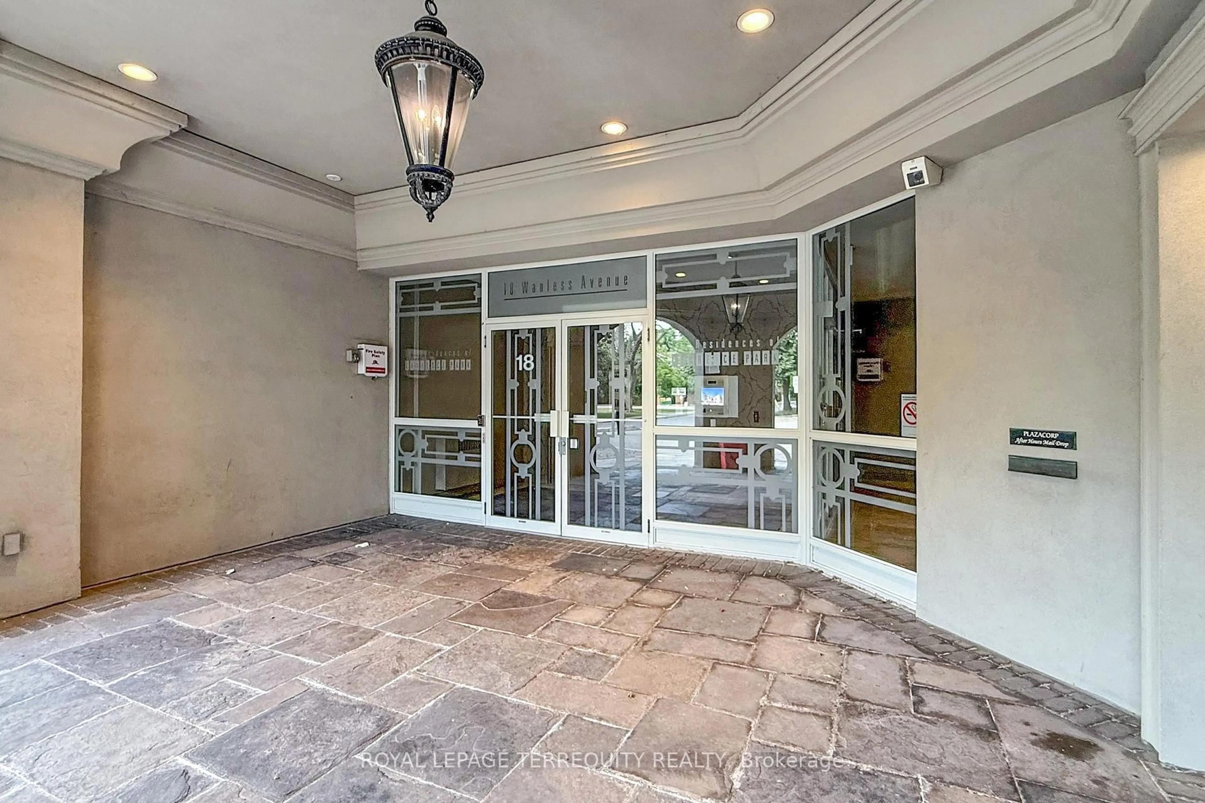 Indoor foyer for 18 Wanless Ave #505, Toronto Ontario M4N 3R9