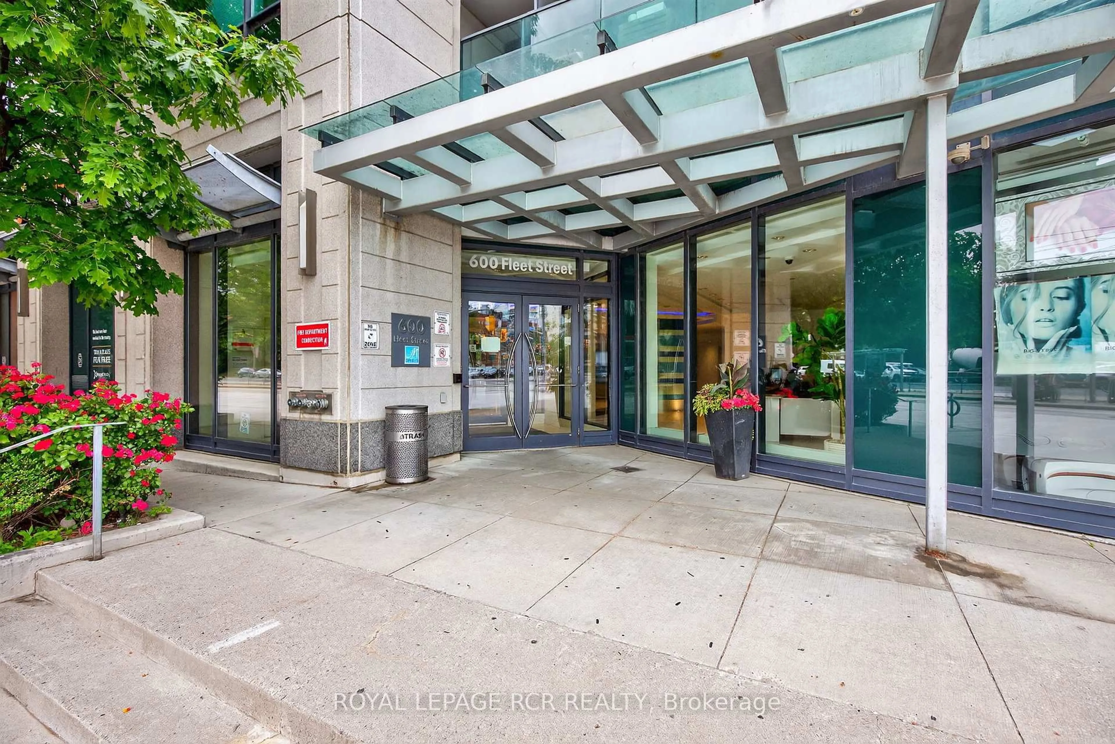 Indoor foyer for 600 Fleet St #310, Toronto Ontario M5V 1B7