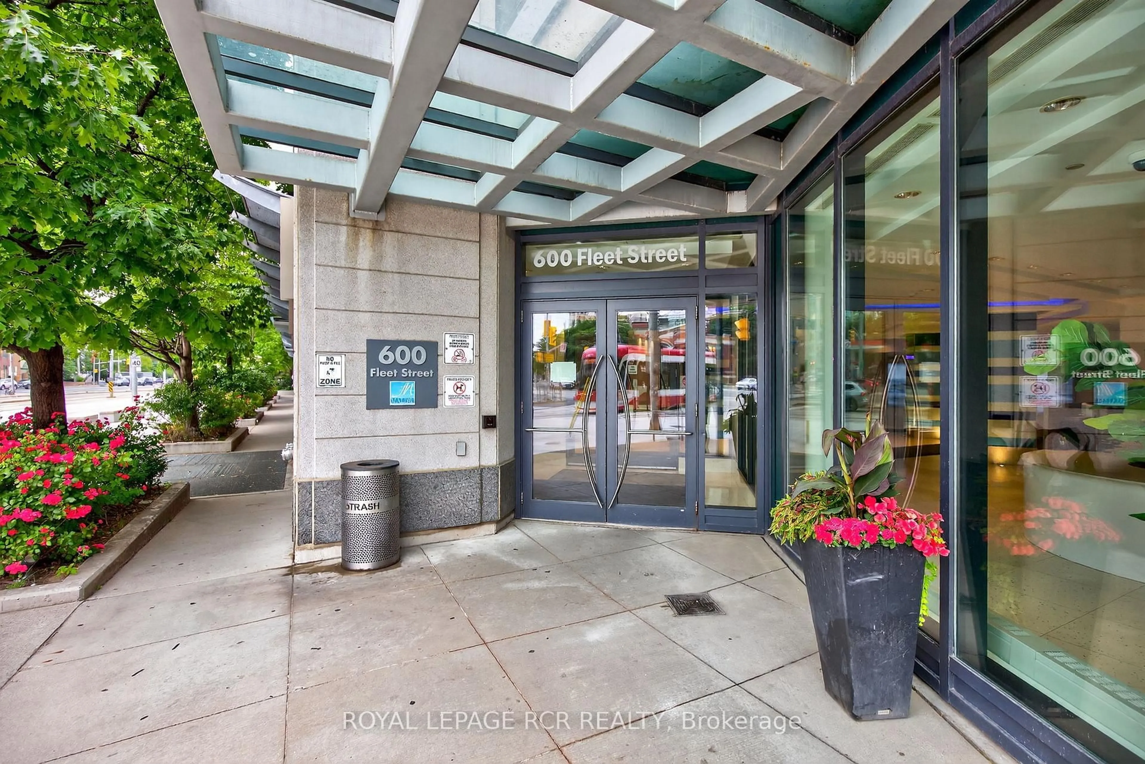 Indoor foyer for 600 Fleet St #310, Toronto Ontario M5V 1B7