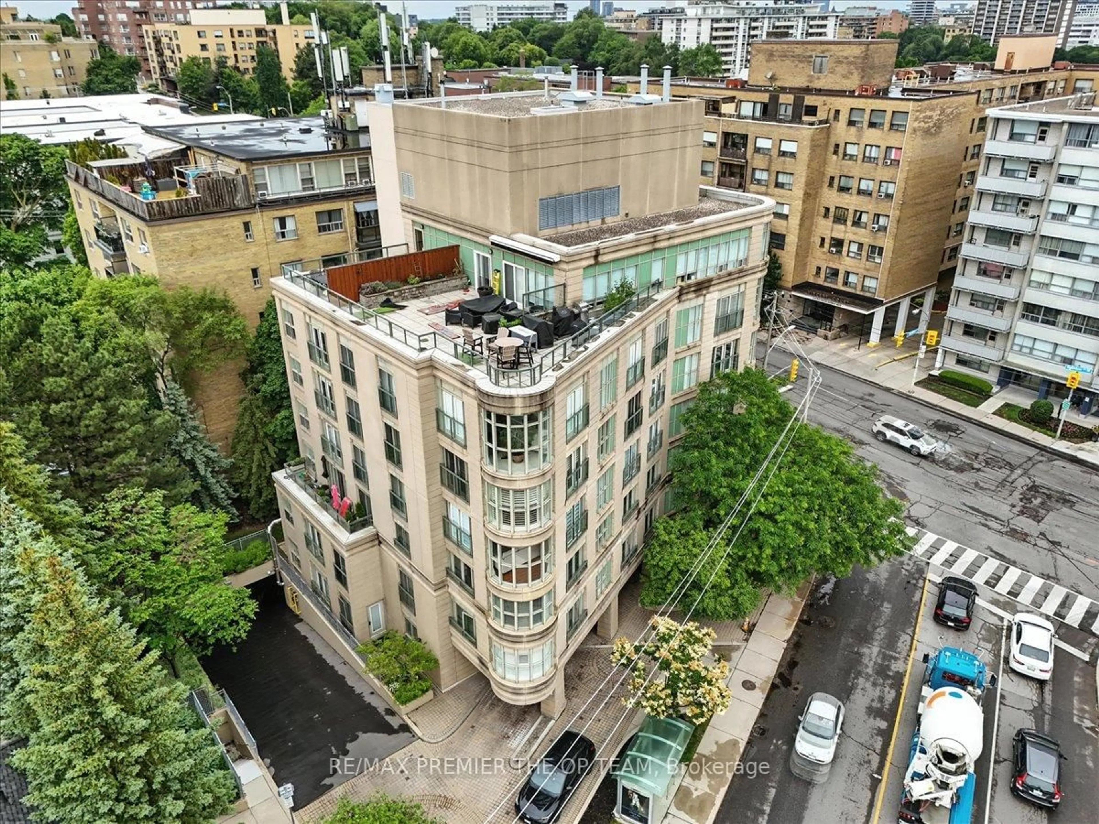 A pic from outside/outdoor area/front of a property/back of a property/a pic from drone, city buildings view from balcony for 800 Spadina Rd #401, Toronto Ontario M5P 3N2