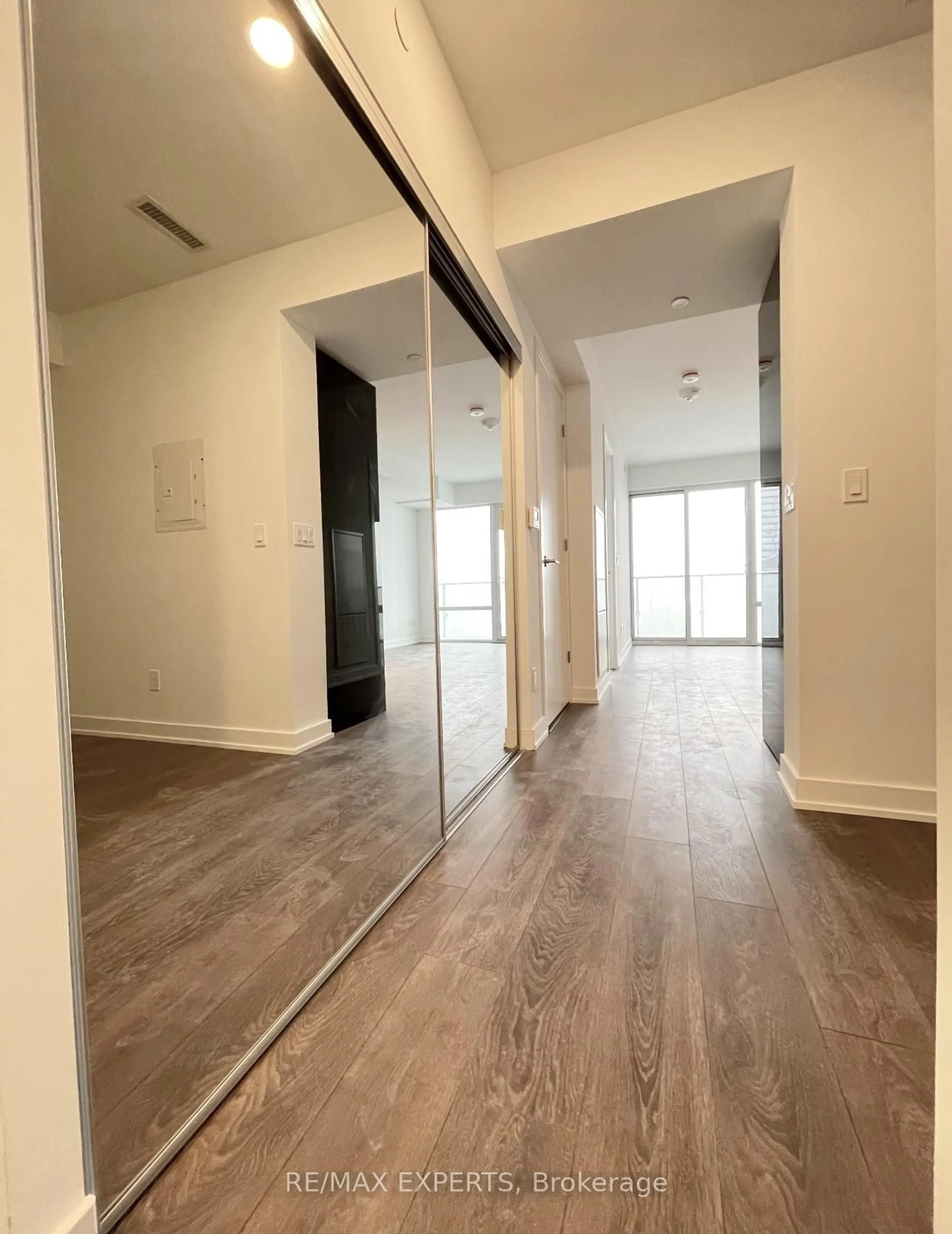 A pic of a room for 501 Yonge St #3213, Toronto Ontario M4Y 0G8