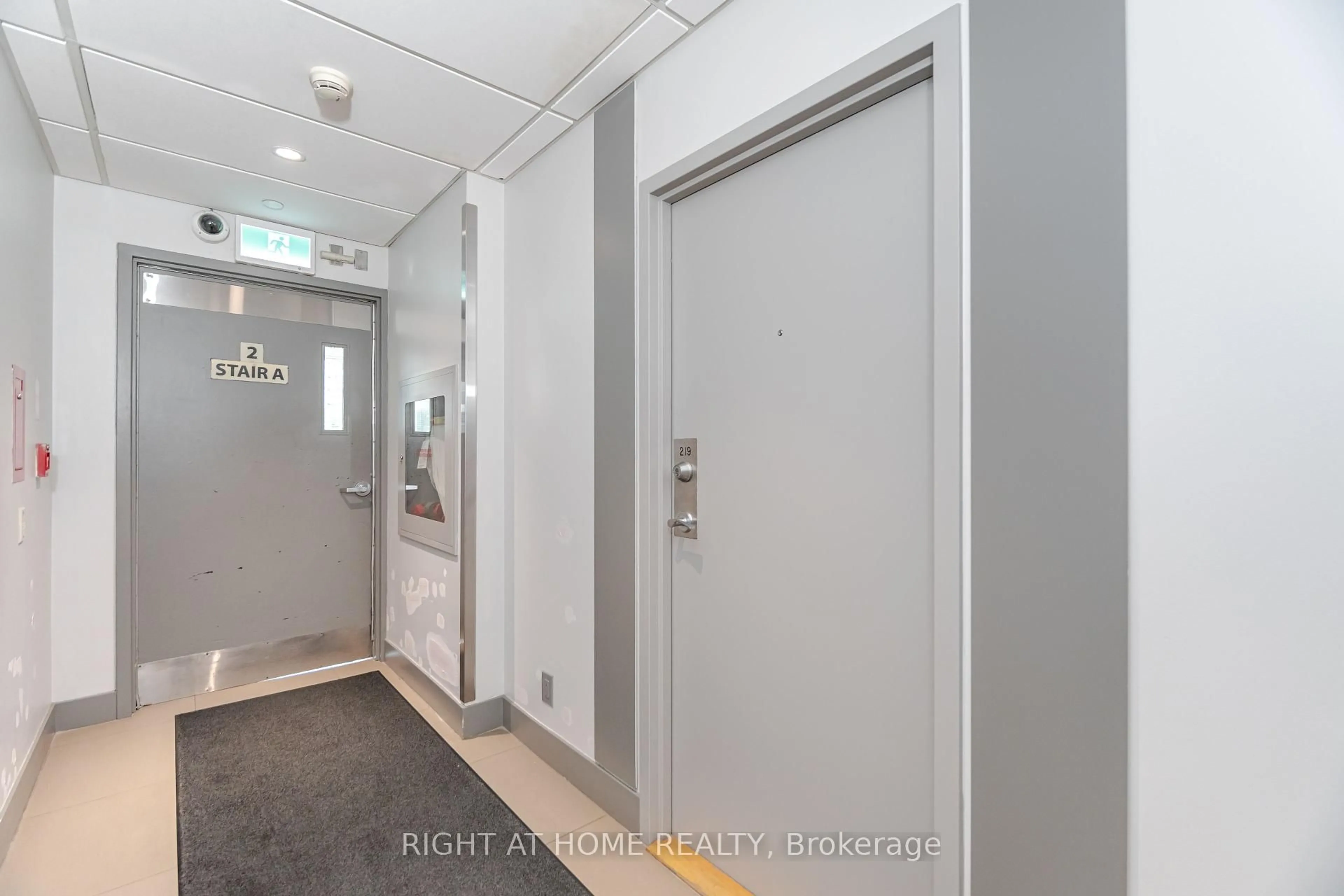 Indoor foyer for 361 Front St #219, Toronto Ontario M5V 3R5