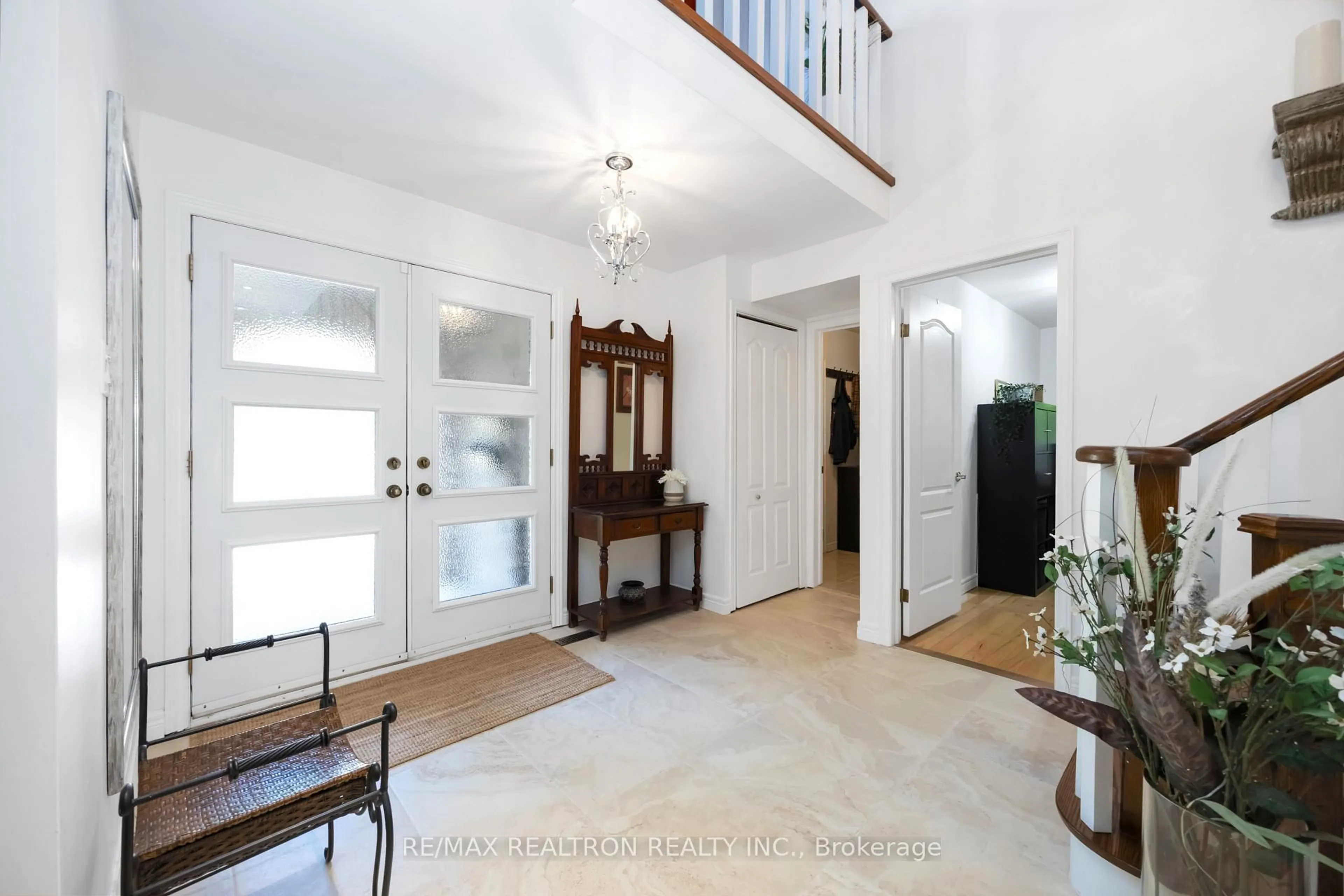 Indoor entryway for 43 Lawnview Dr, Toronto Ontario M2N 5J9