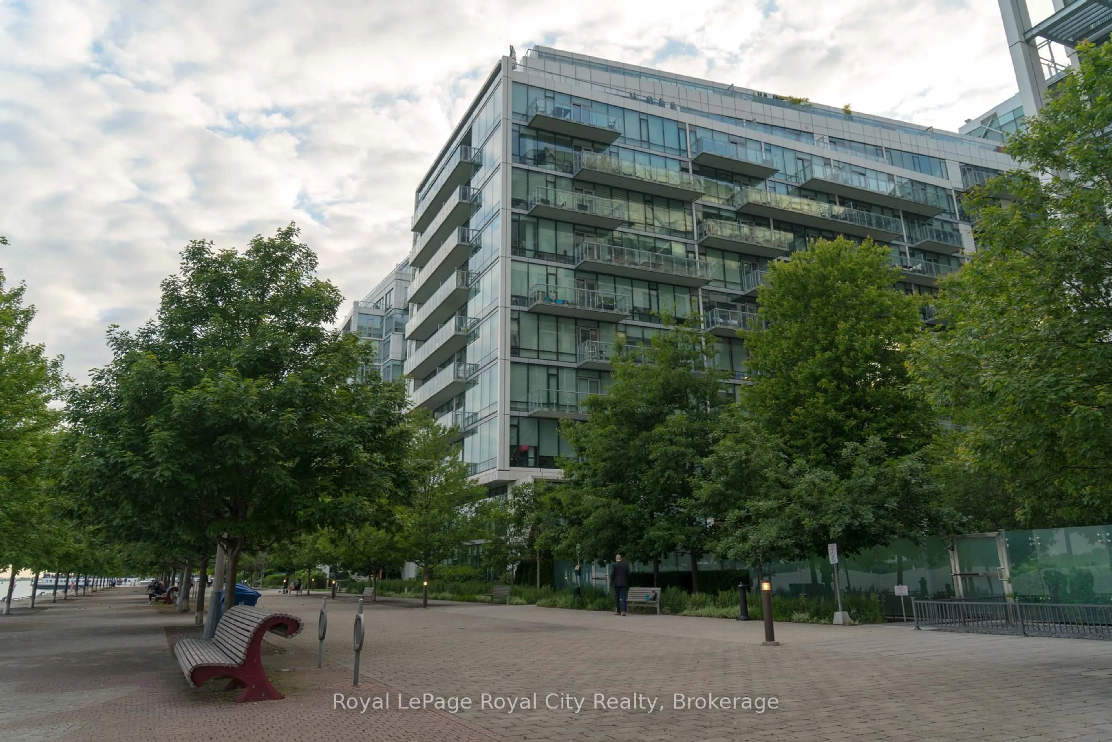 Blurry image for 39 Queens Quay #830, Toronto Ontario M5E 0A5
