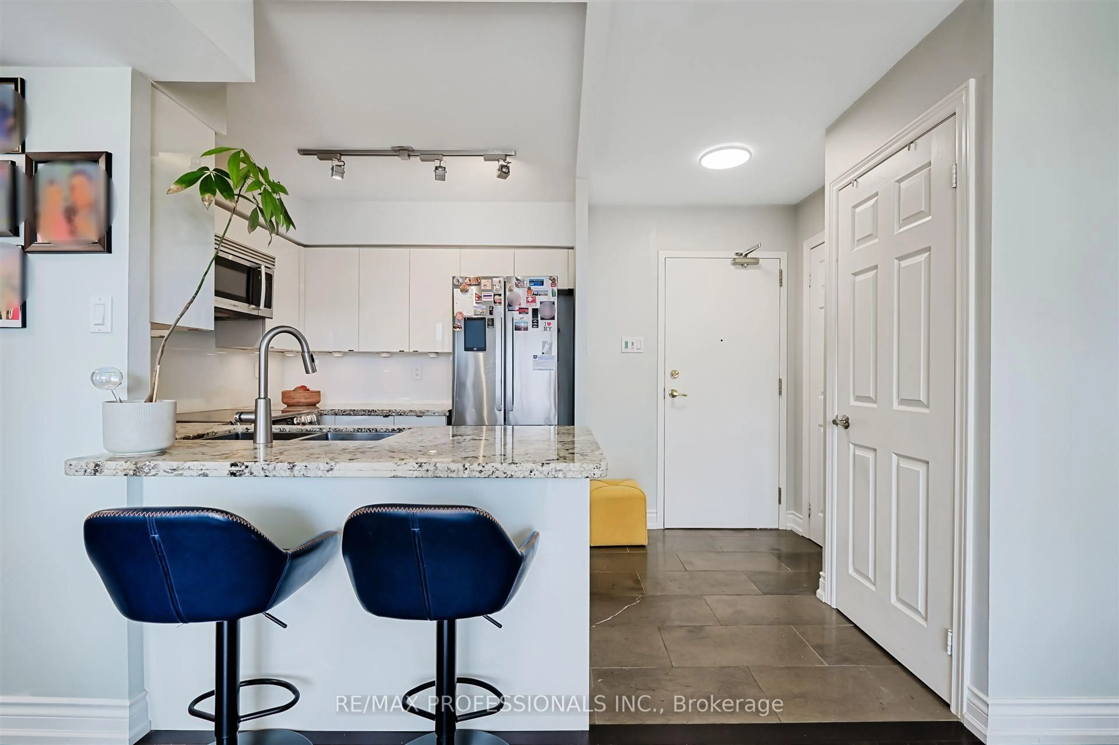 Open concept kitchen, ceramic/tile floor for 300 Balliol St #PH909, Toronto Ontario M4S 3G6