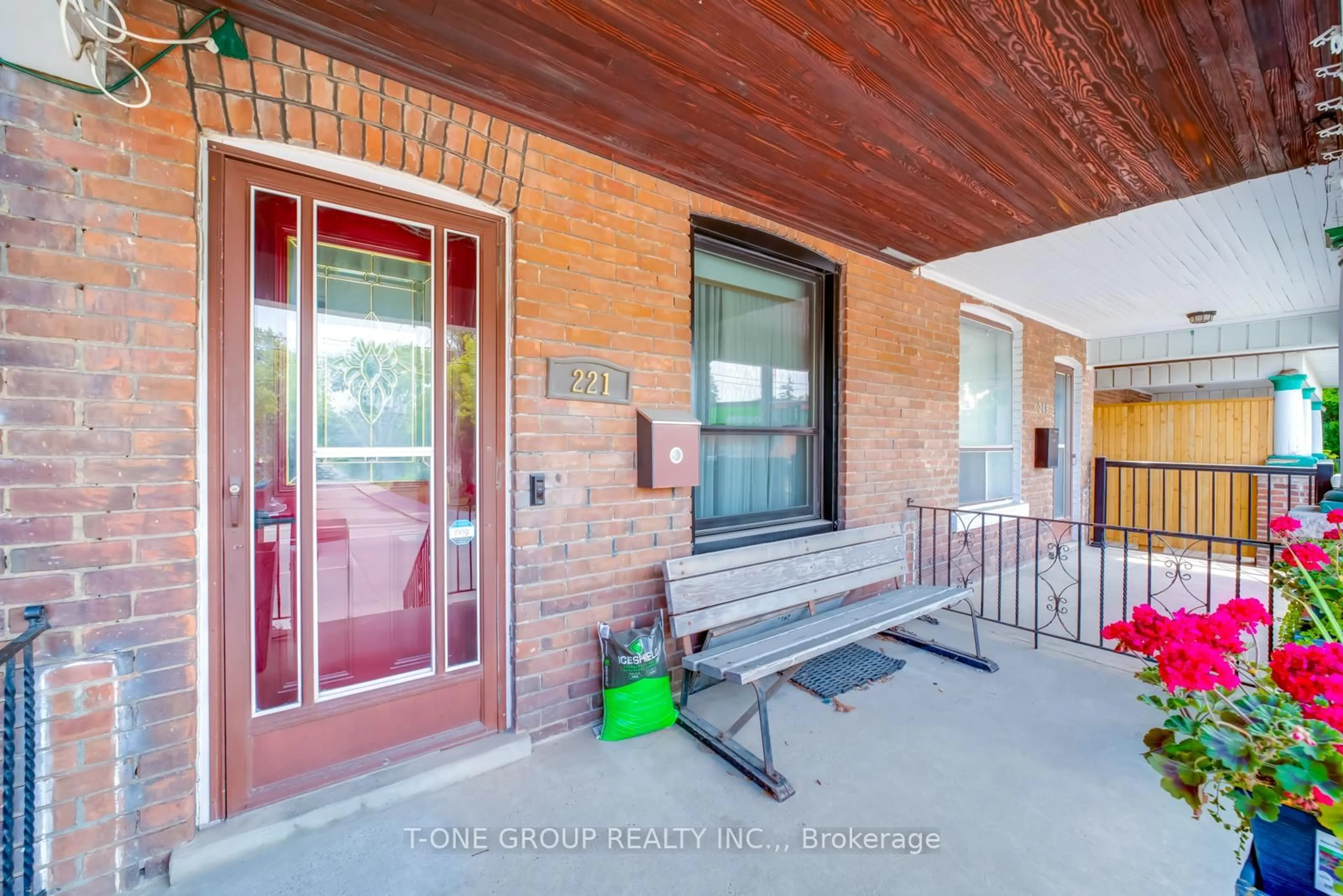 Indoor entryway for 221 Christie St, Toronto Ontario M6G 3B5