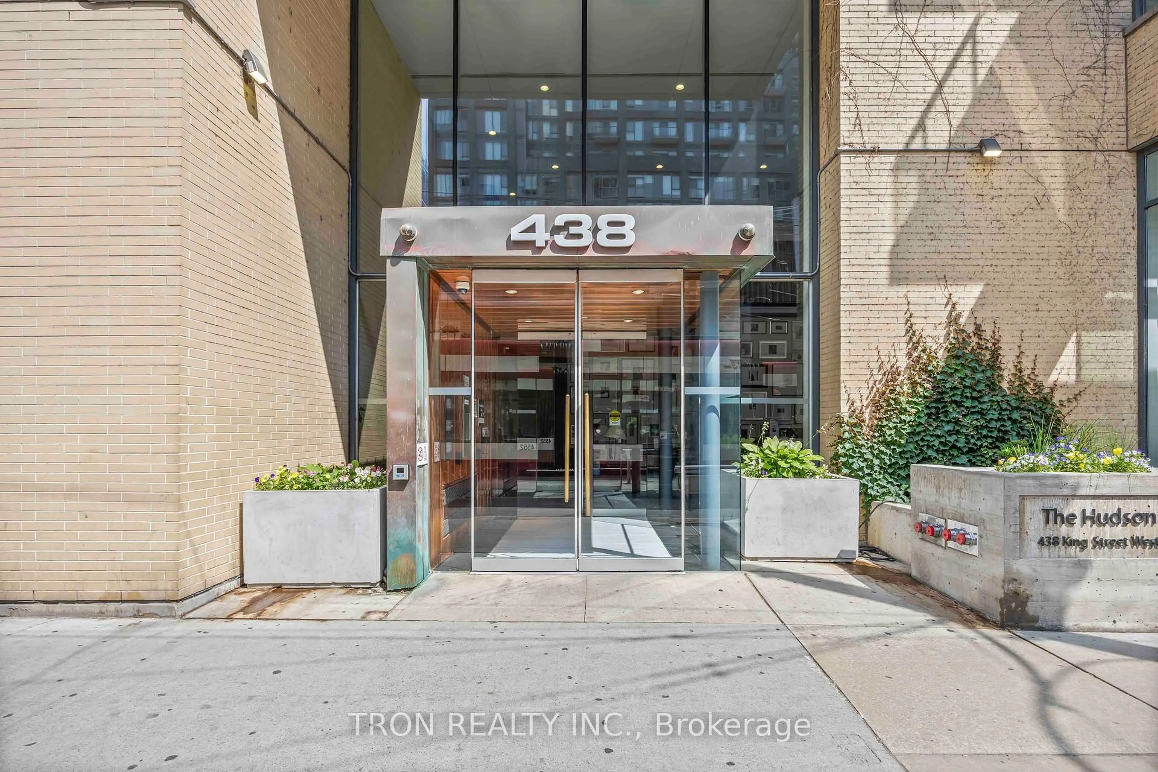Indoor foyer for 438 King St #1905, Toronto Ontario M5V 3T9
