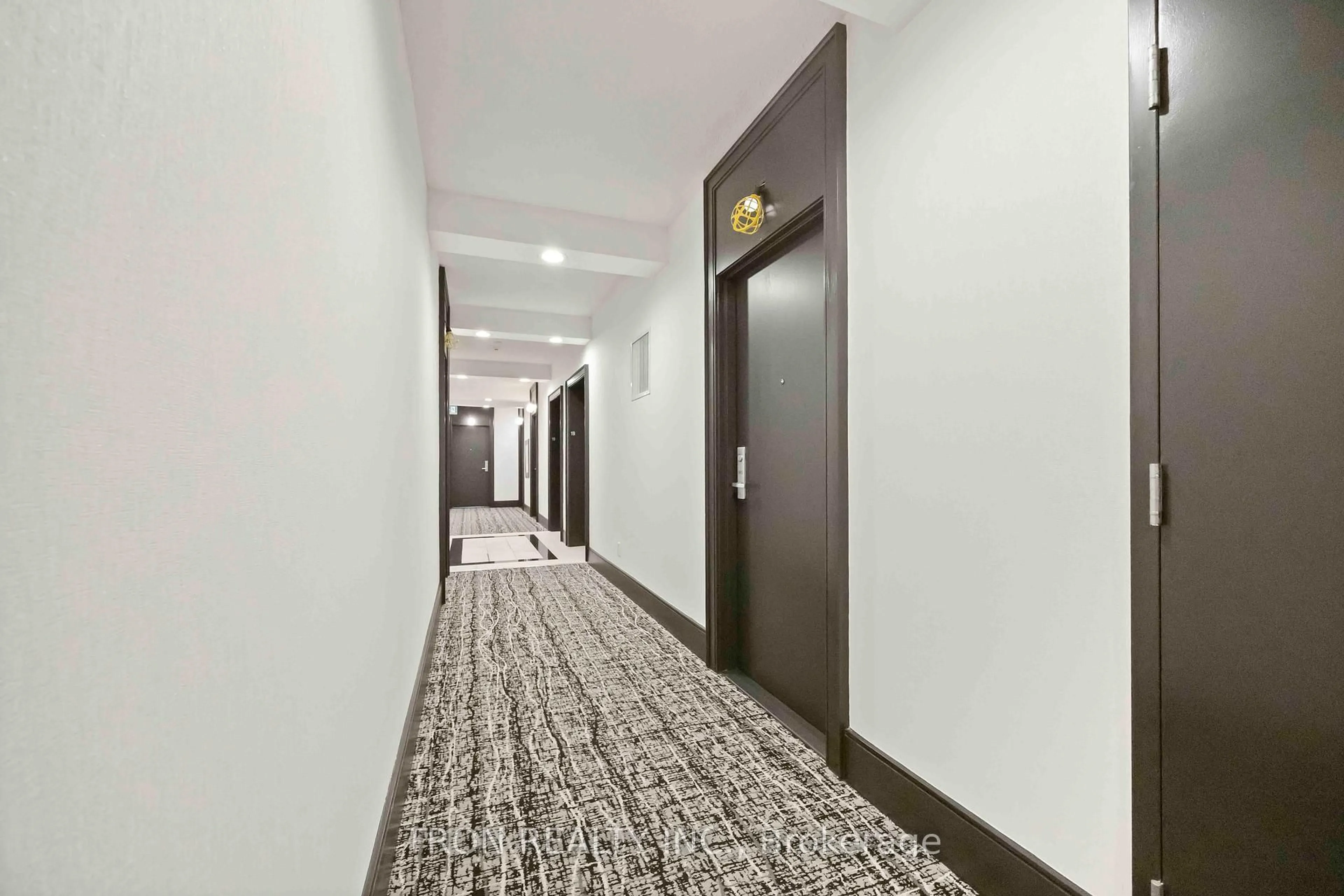 Indoor foyer for 438 King St #1905, Toronto Ontario M5V 3T9