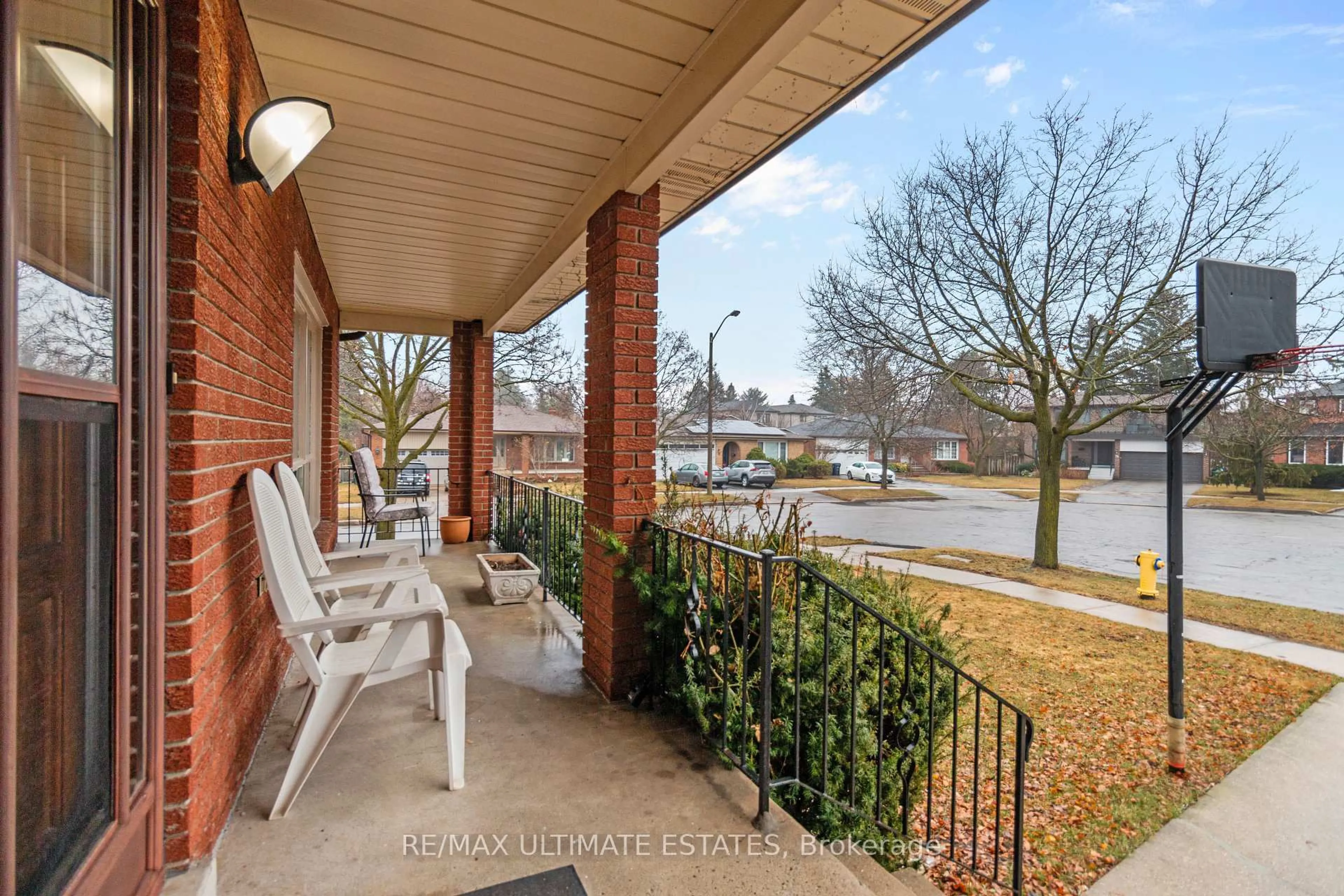 Patio, street for 18 Parravano Crt, Toronto Ontario M2R 3S8