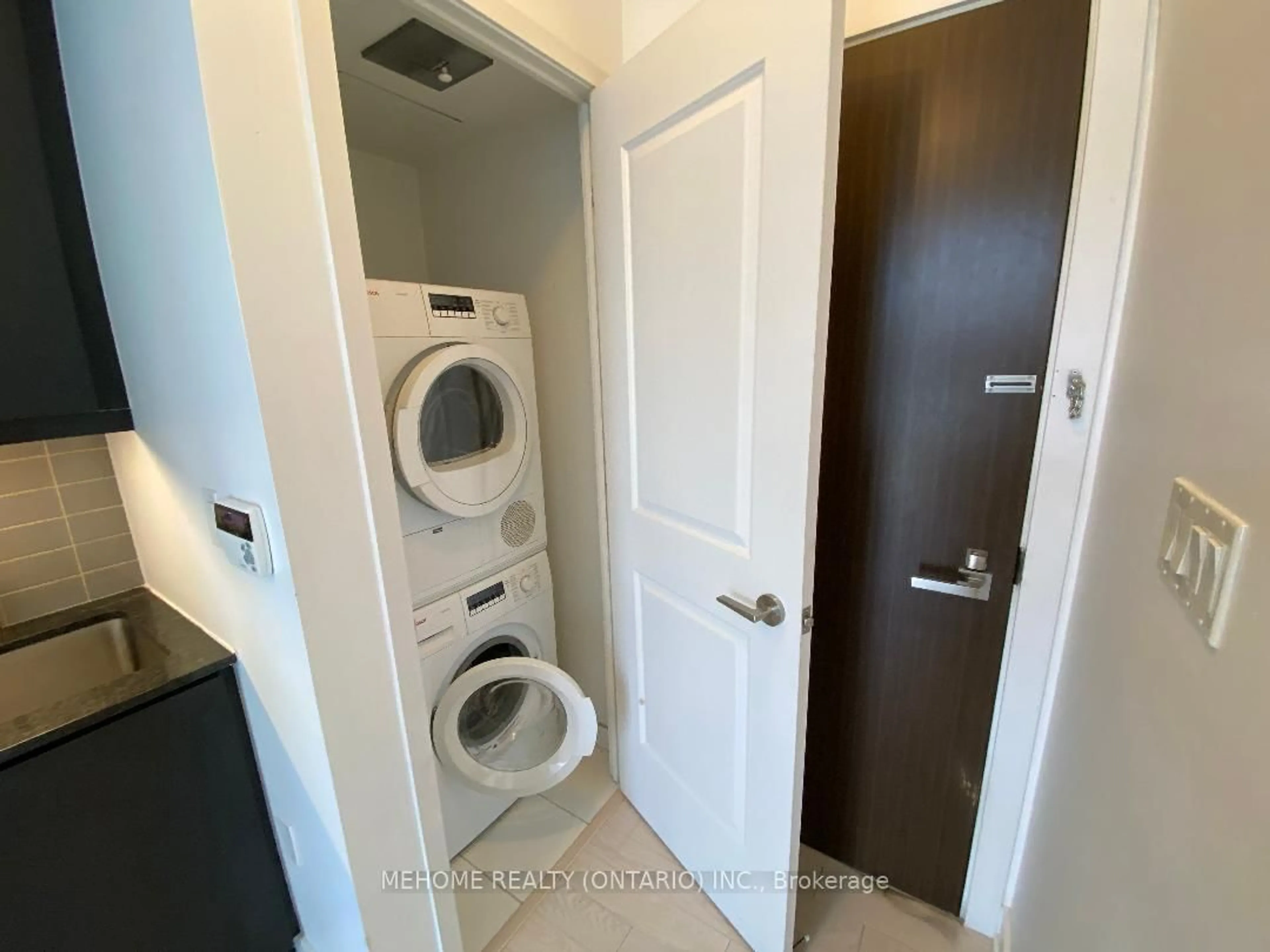 Laundry room for 1 The Esplanade Ave #1605, Toronto Ontario M5E 0A8