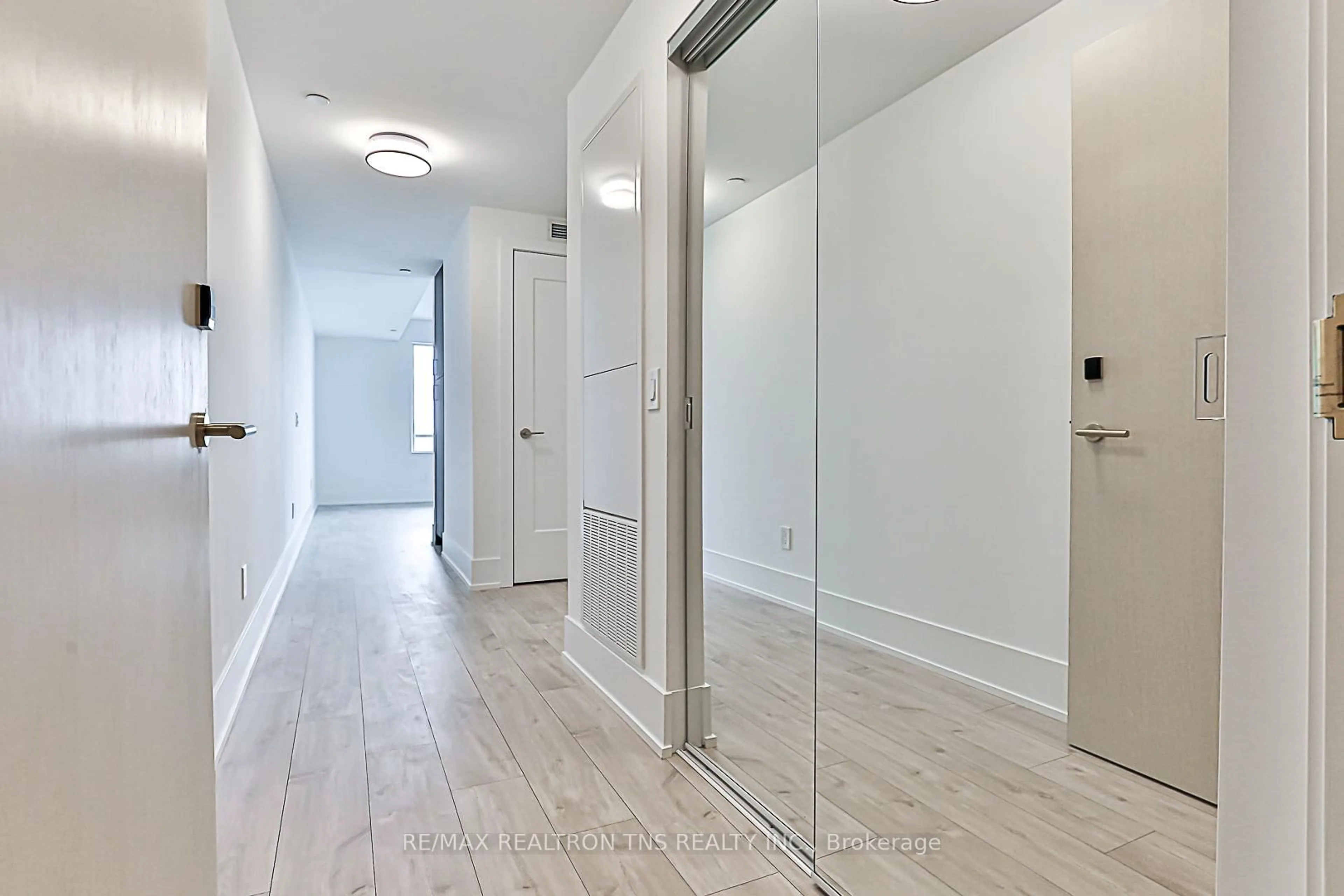 Indoor entryway for 480 Front st west St #1504, Toronto Ontario M5V 0V6