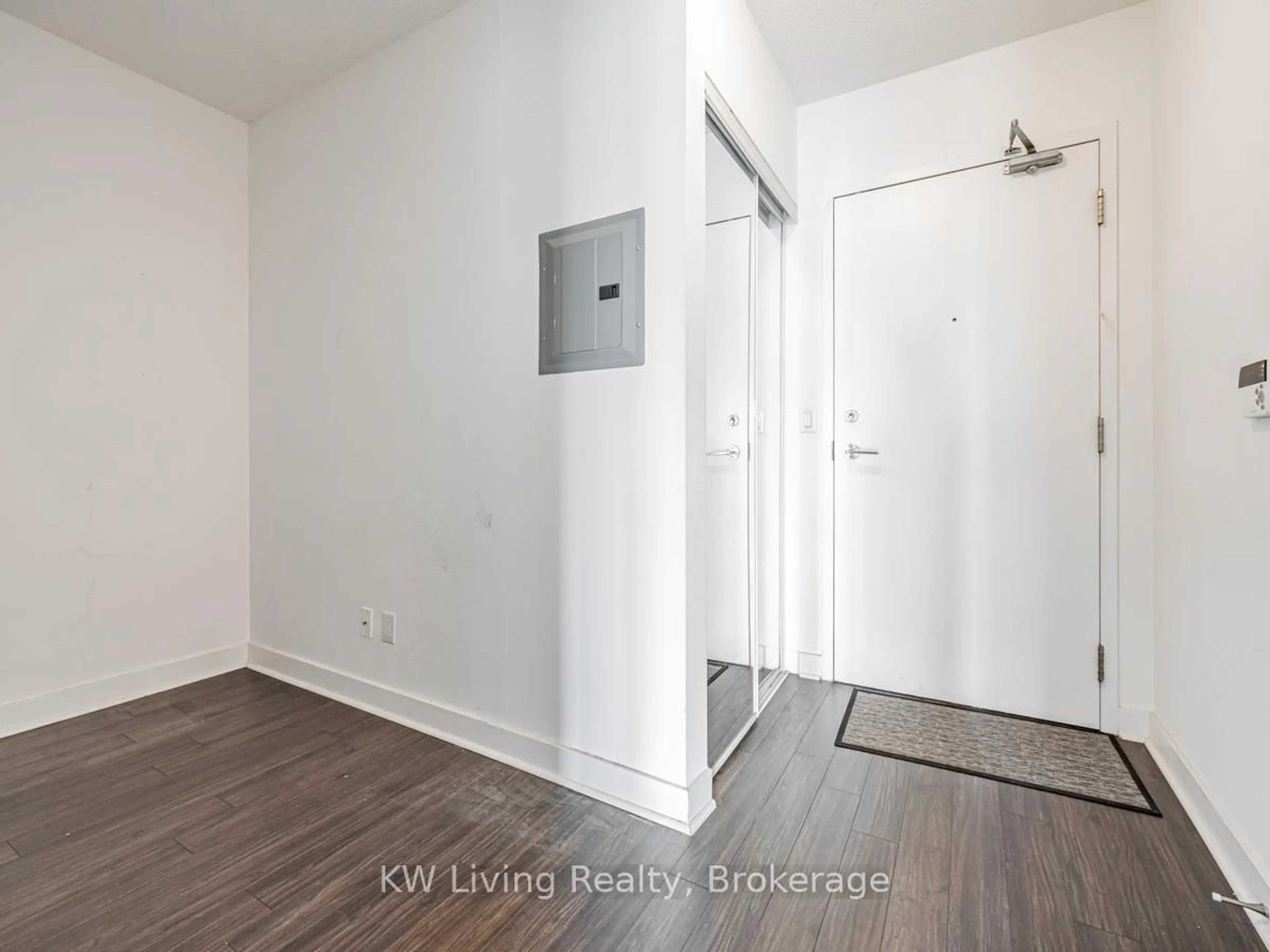 Indoor entryway for 120 Dallimore Circ #819, Toronto Ontario M3C 4J1