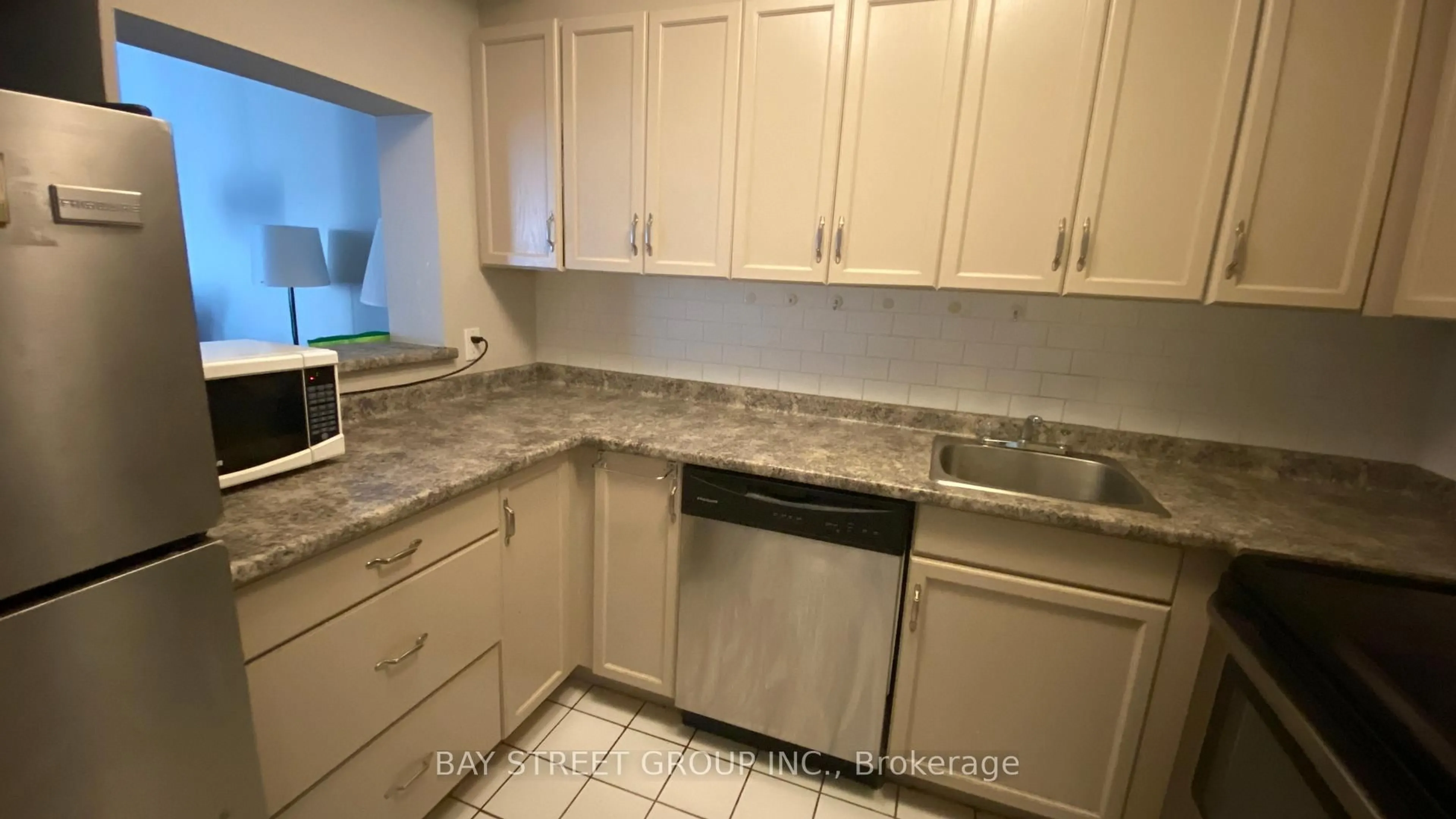 Standard kitchen, ceramic/tile floor for 284 Bloor St #902, Toronto Ontario M5S 3B8