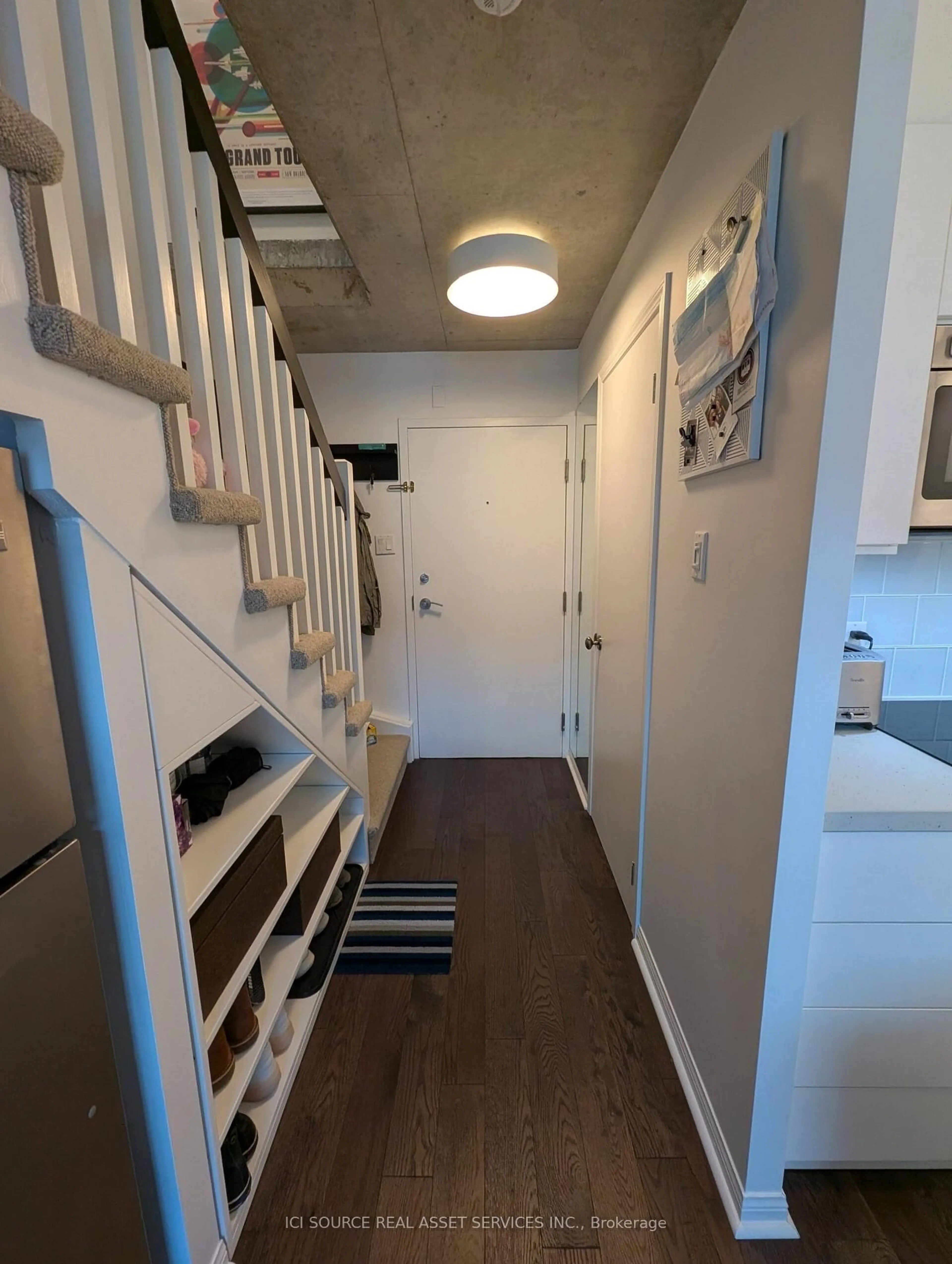 Indoor entryway for 954 King St #319, Toronto Ontario M6K 3L9