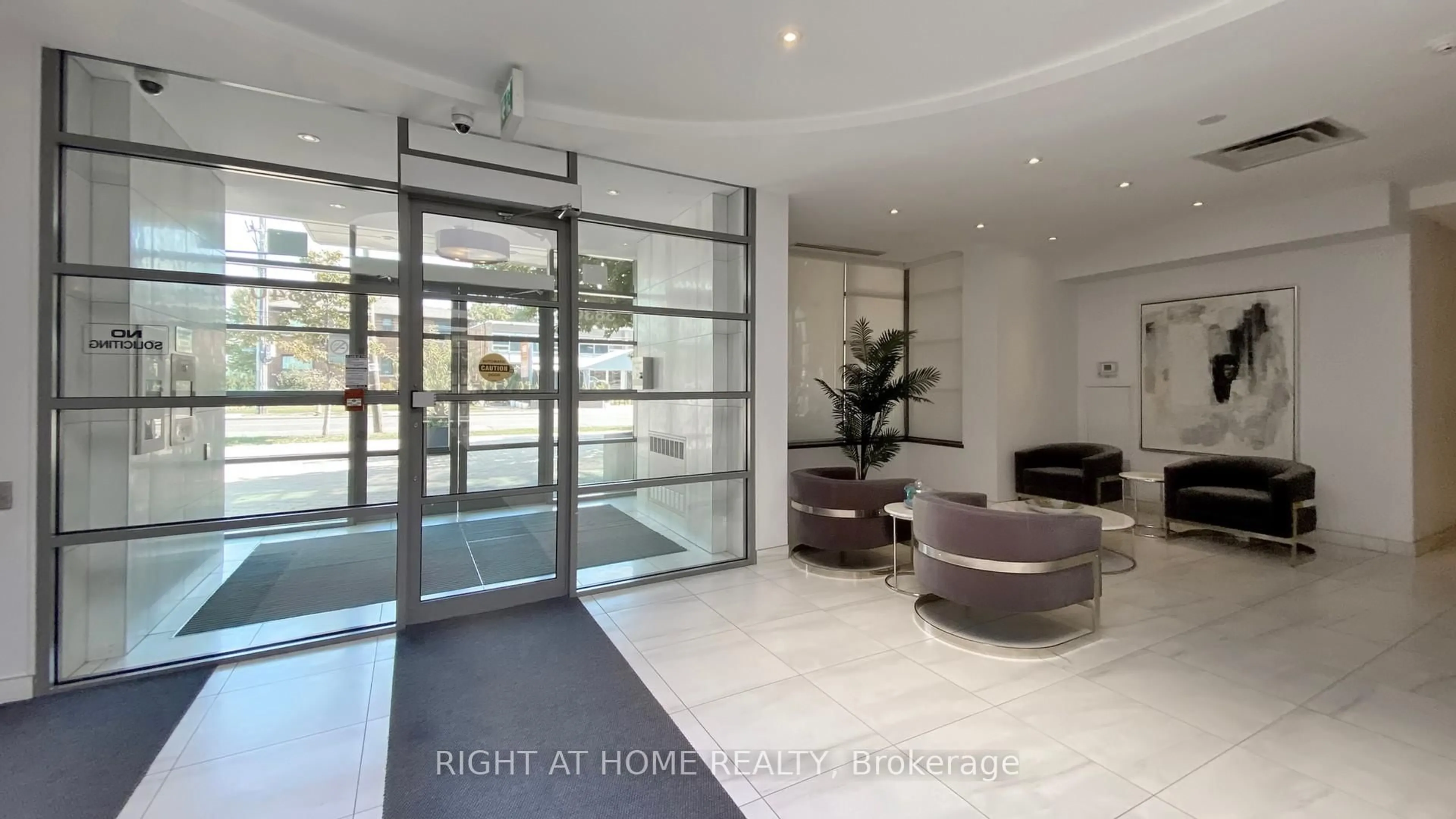 Indoor foyer for 3840 Bathurst St #609, Toronto Ontario M3H 6C6
