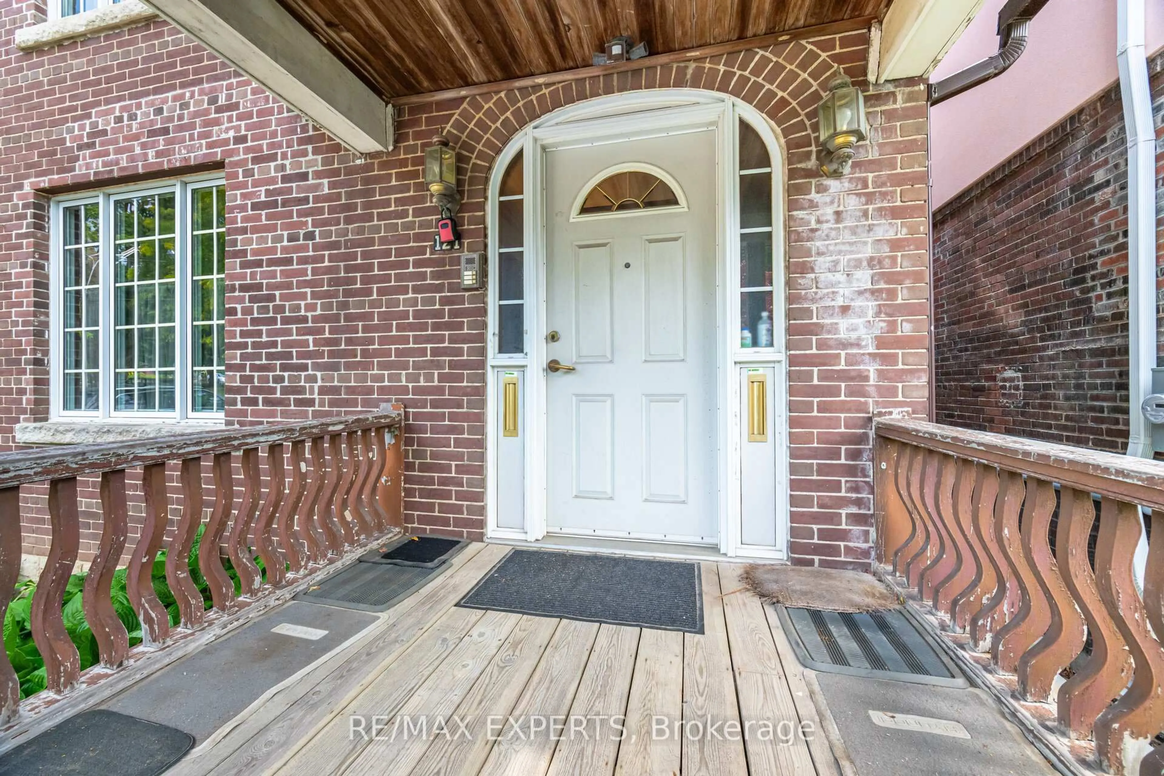 Indoor entryway for 121 Belsize Dr, Toronto Ontario M4S 1L3