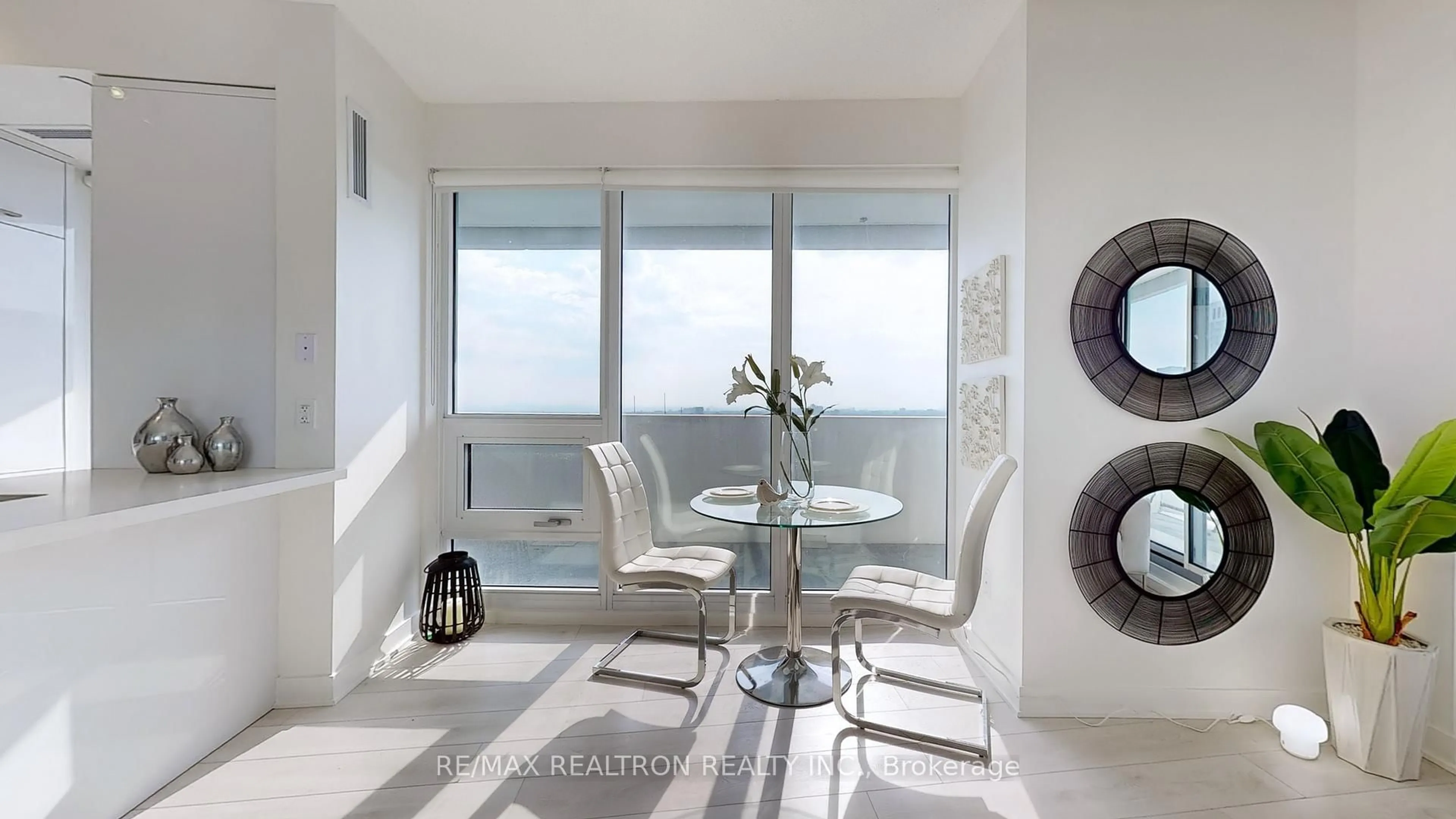 Dining room, ceramic/tile floor for 2221 Yonge St #2609, Toronto Ontario M4S 0B8