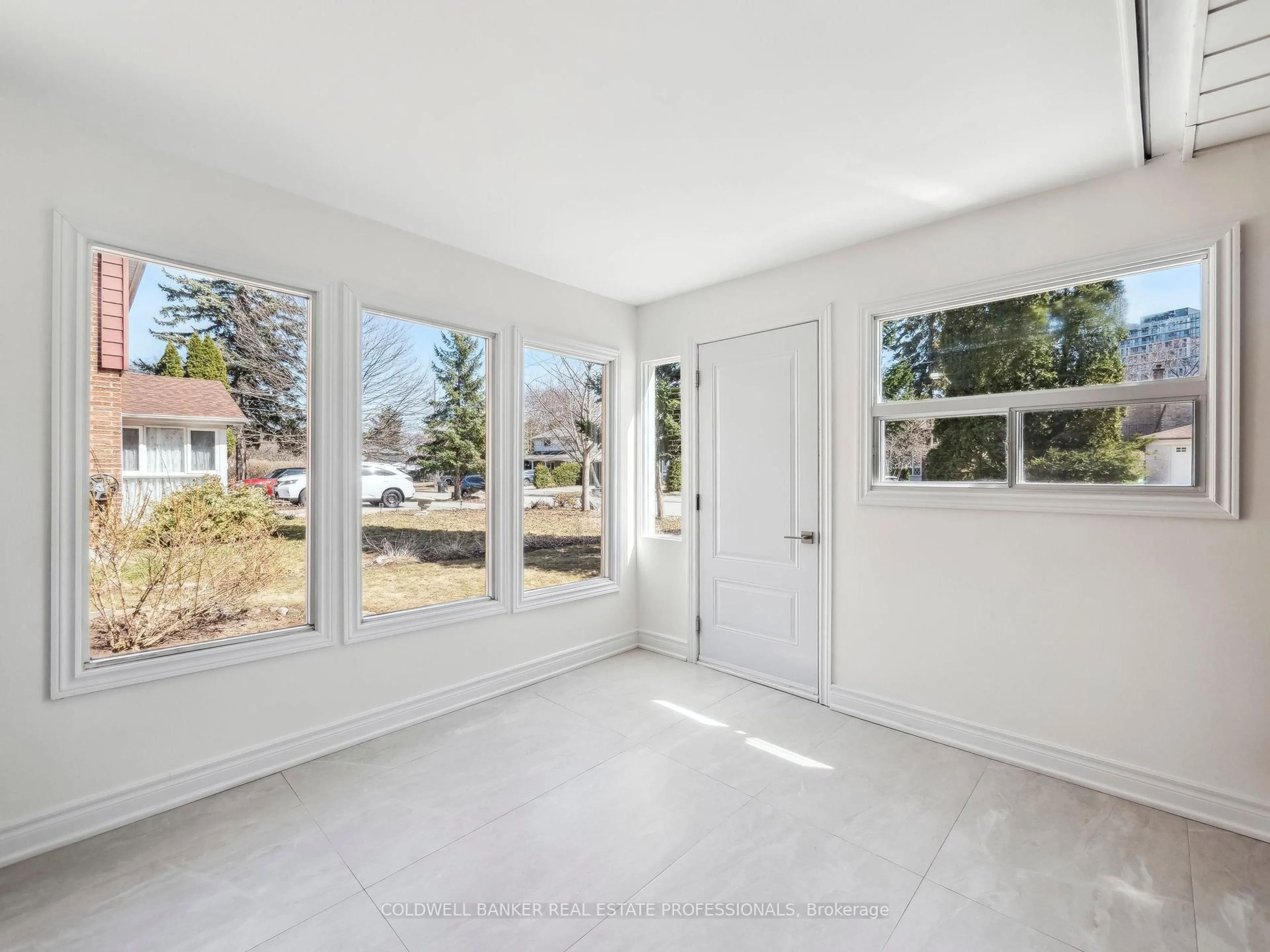 Indoor entryway for 2 Kempsell Cres, Toronto Ontario M2J 2Z7