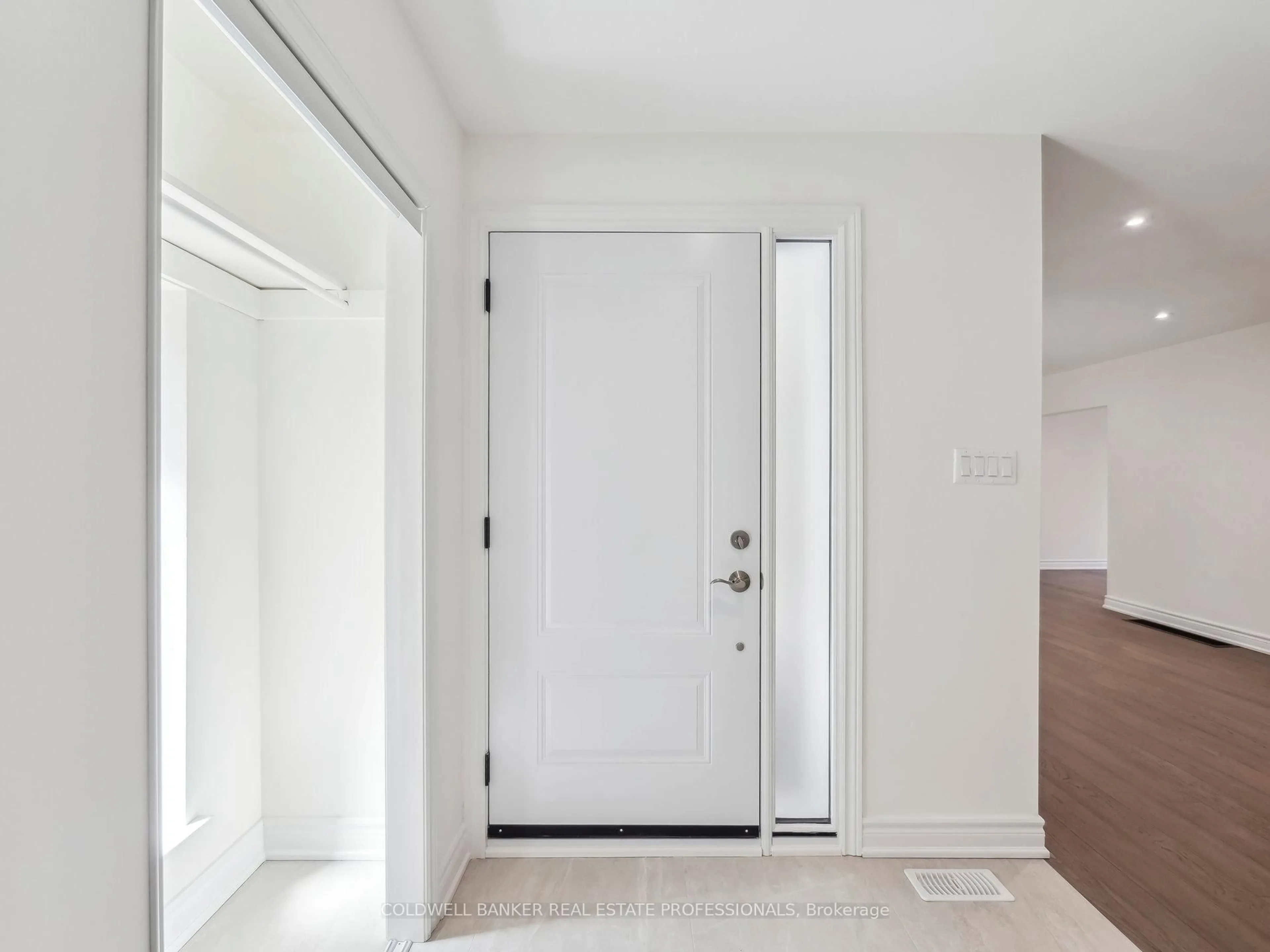 Indoor entryway for 2 Kempsell Cres, Toronto Ontario M2J 2Z7