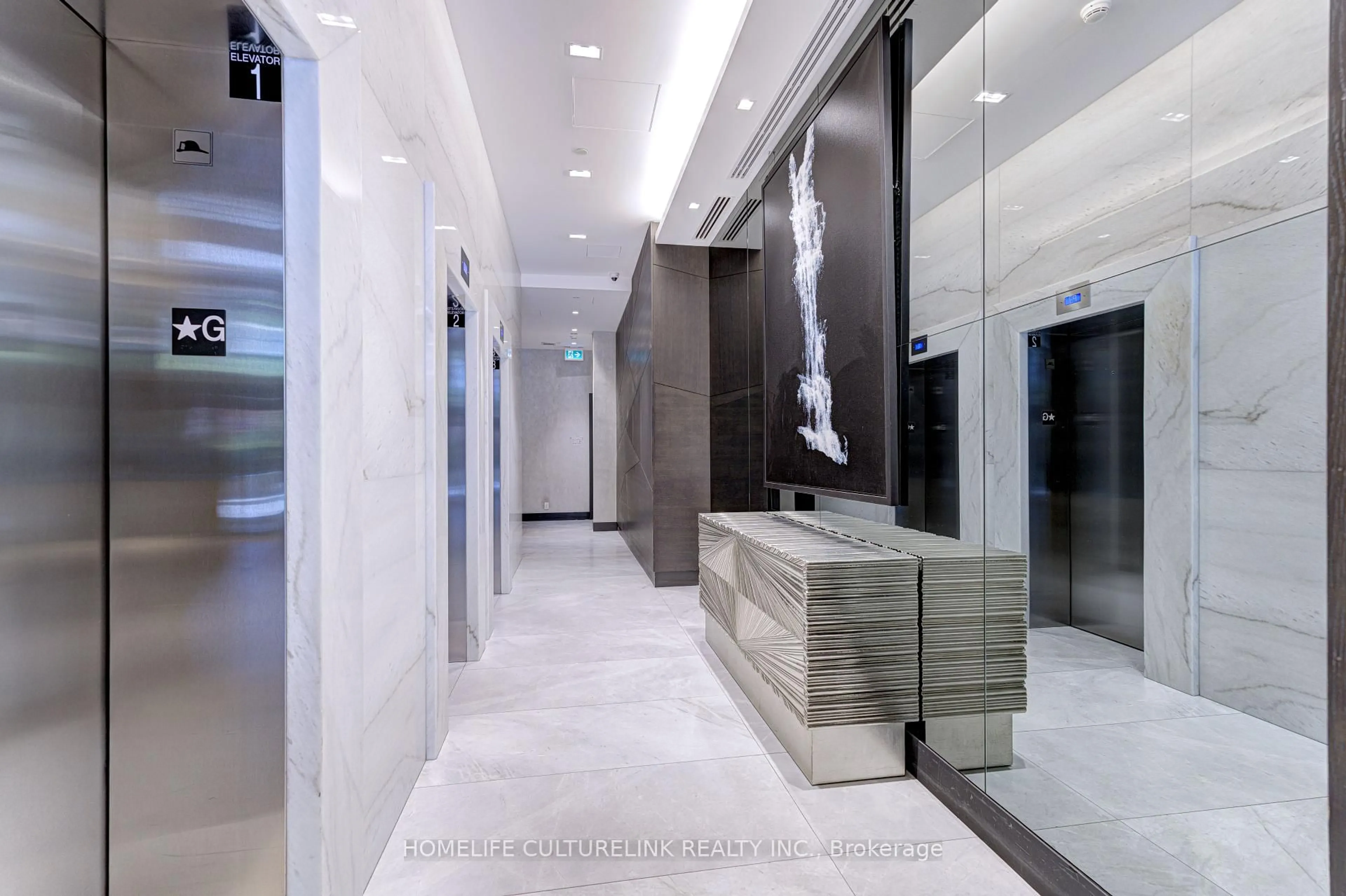 Indoor foyer for 609 Avenue Rd #1704, Toronto Ontario M4V 0B1