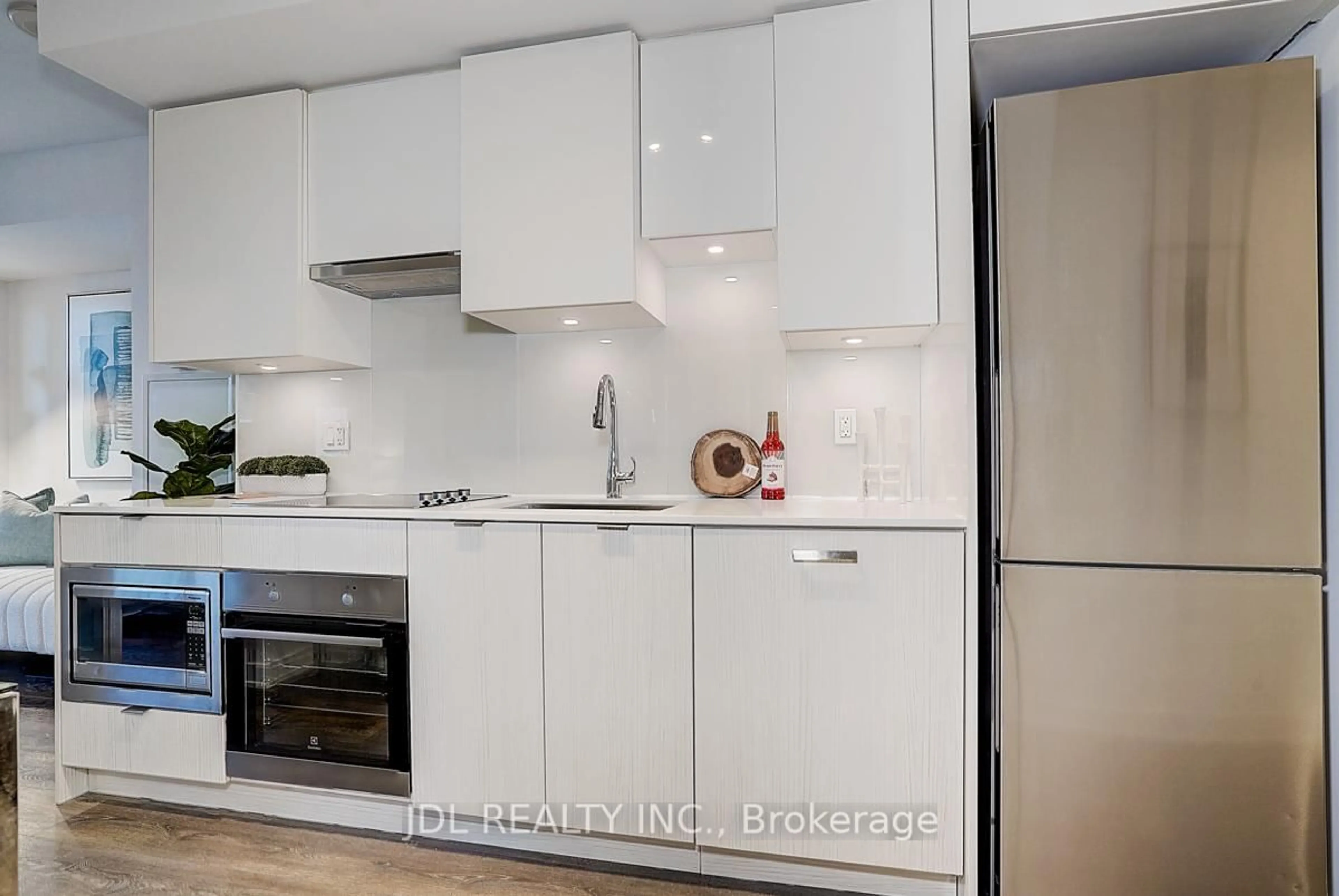 Standard kitchen, wood/laminate floor for 99 Broadway Ave #1005, Toronto Ontario M4P 1V2