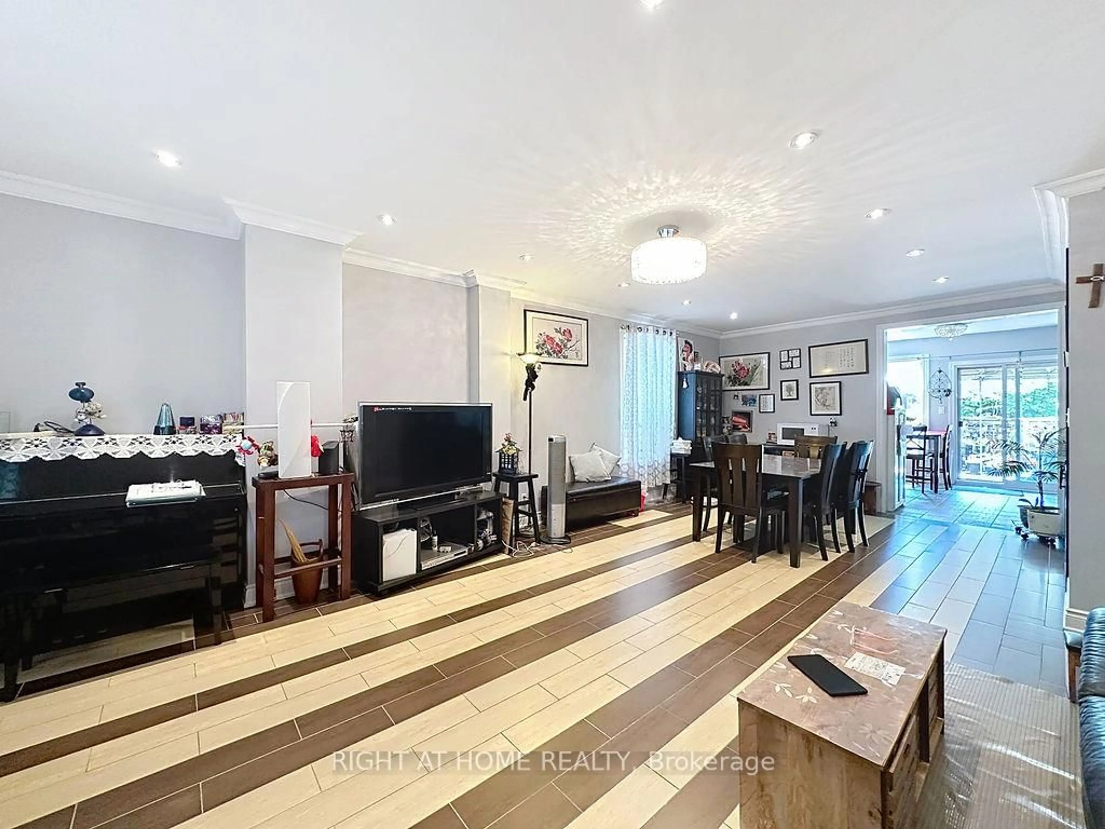 A pic of a room for 132 Bellwoods Ave, Toronto Ontario M6J 2P4