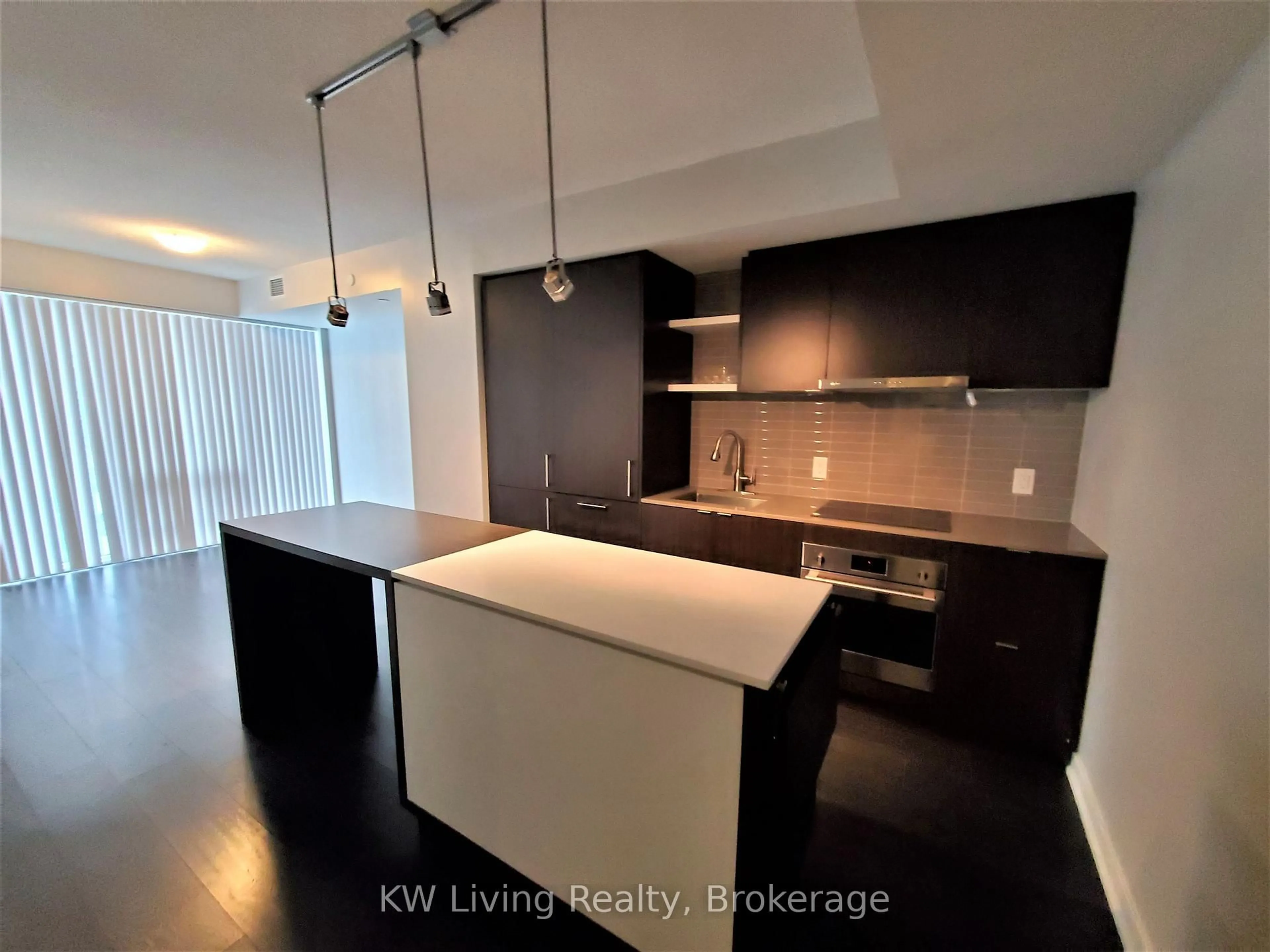 Open concept kitchen, wood/laminate floor for 100 Harbour St #2005, Toronto Ontario M5J 0B5