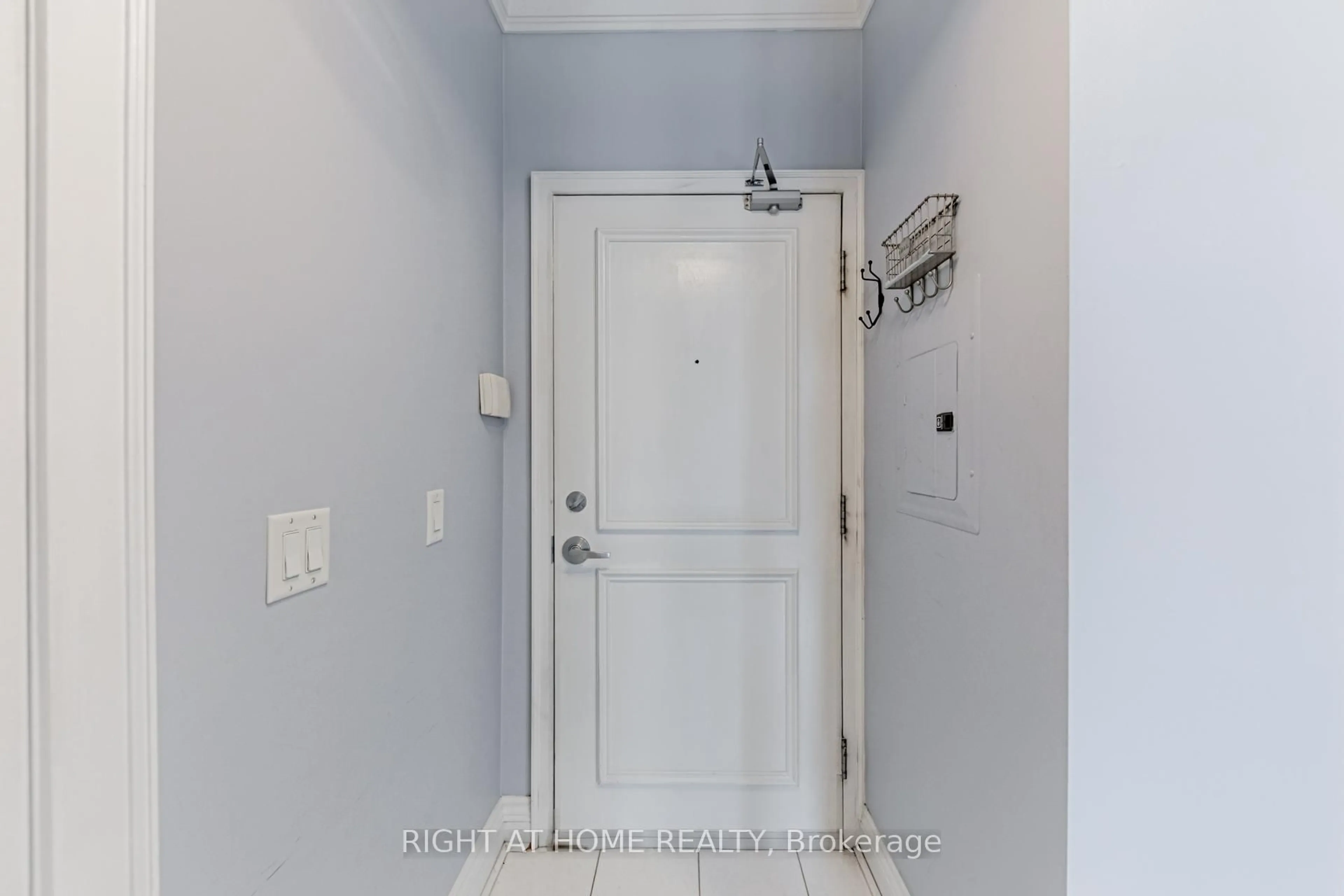 Indoor entryway for 208 Queens Quay Way #2301, Toronto Ontario M5J 2Y5