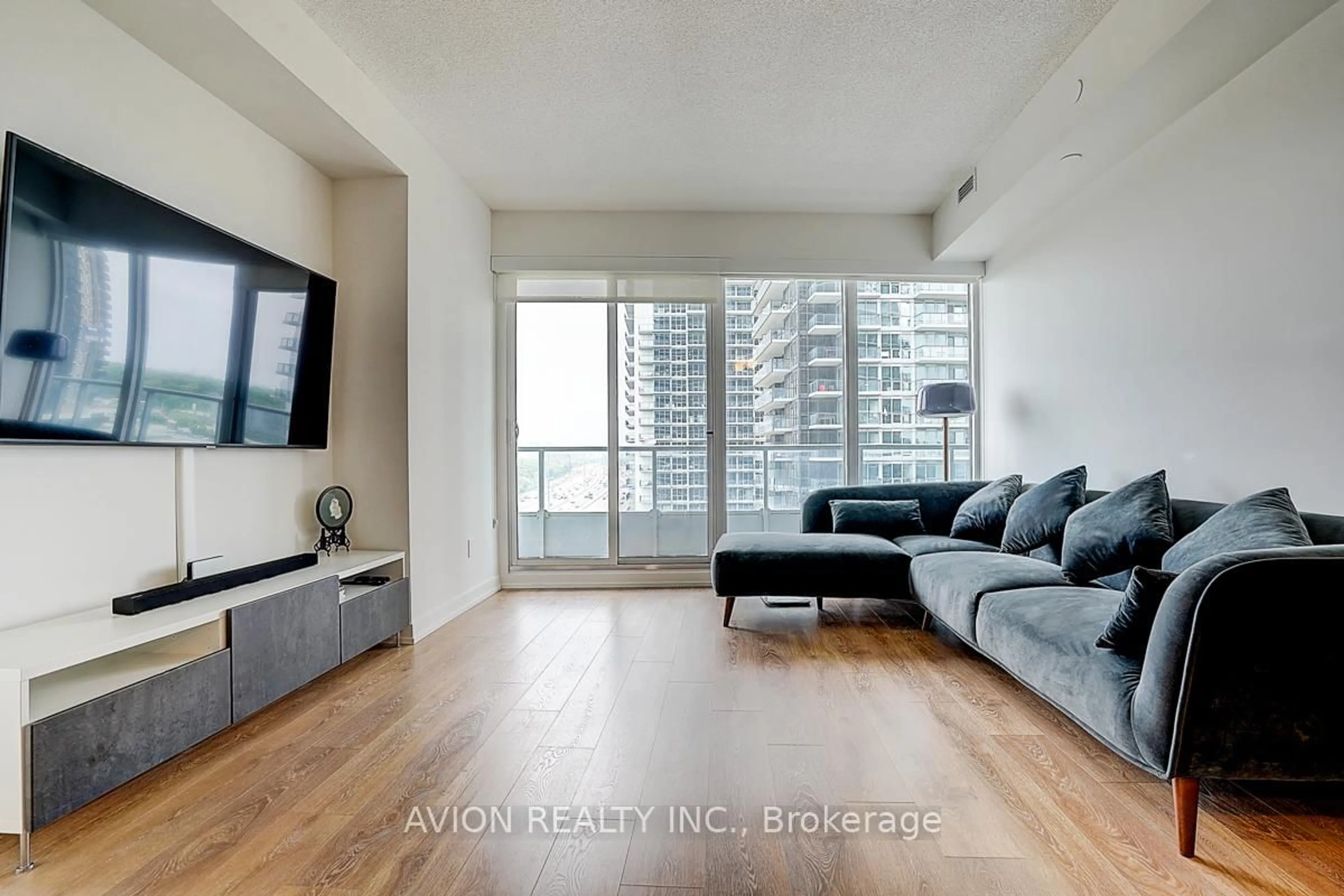 Living room with furniture, wood/laminate floor for 115 Mcmahon Dr #1511, Toronto Ontario M2K 0A4