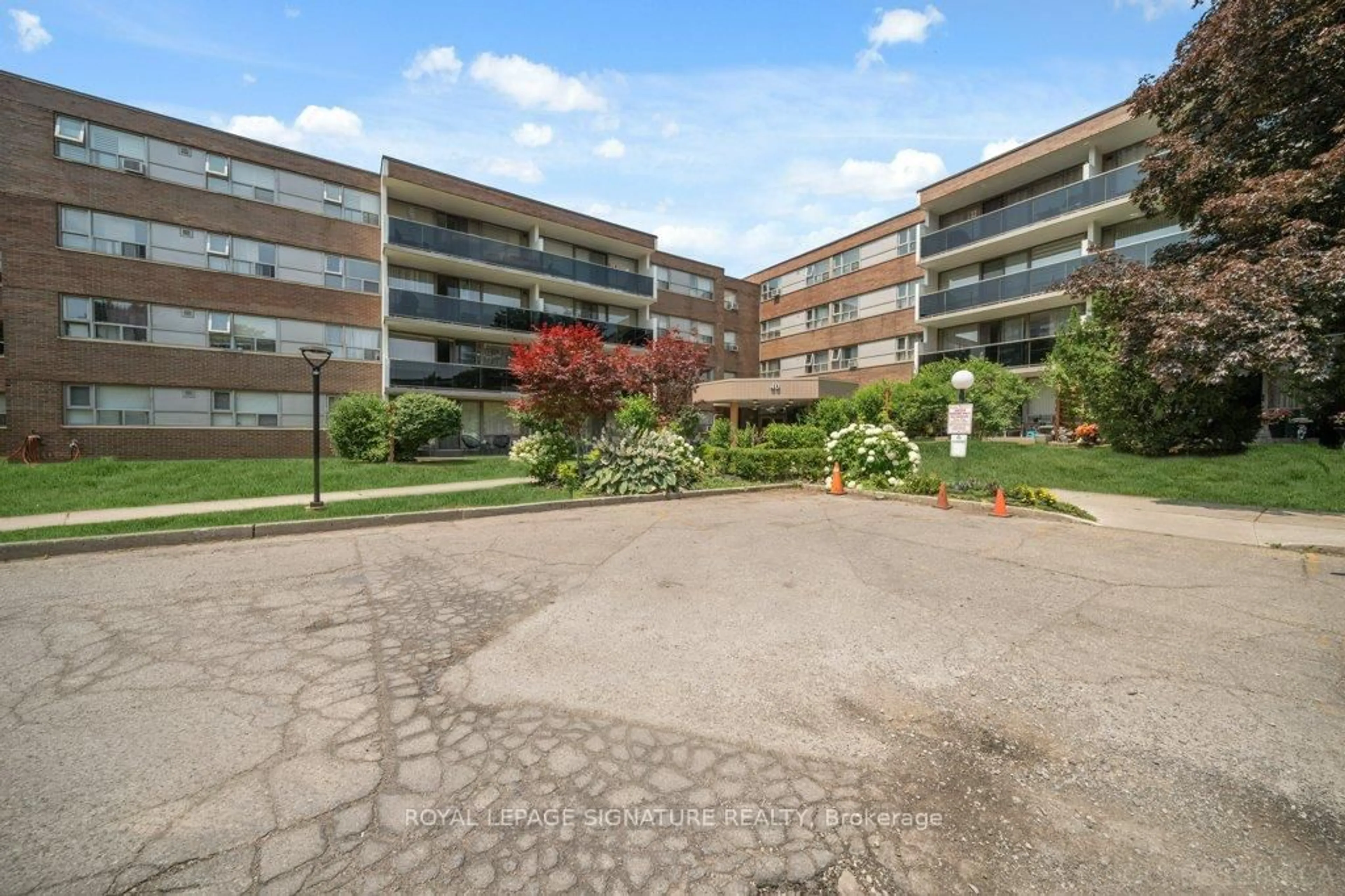 Patio, street for 40 Sunrise Ave #113, Toronto Ontario M4A 2R4