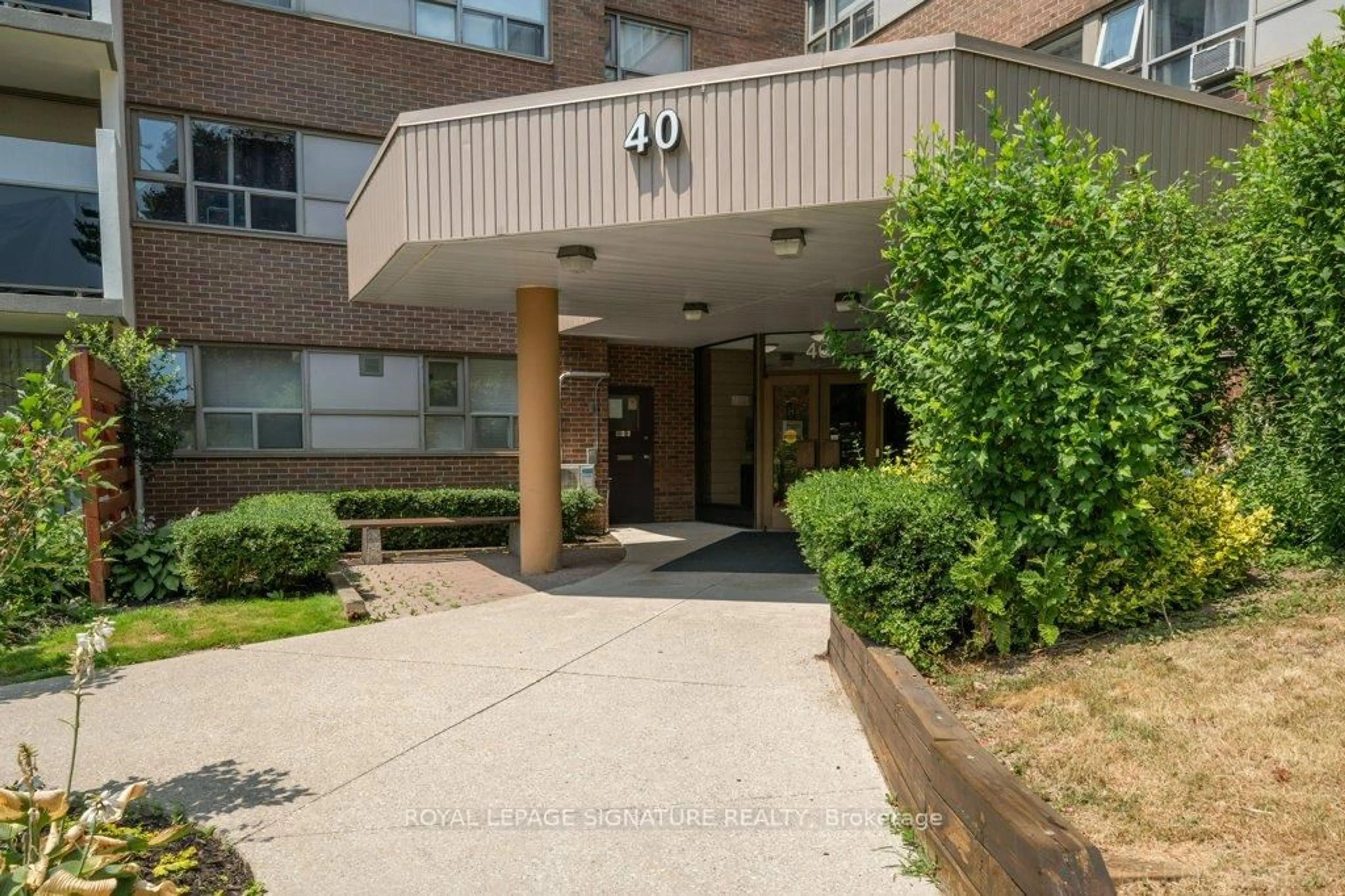 Indoor foyer for 40 Sunrise Ave #113, Toronto Ontario M4A 2R4