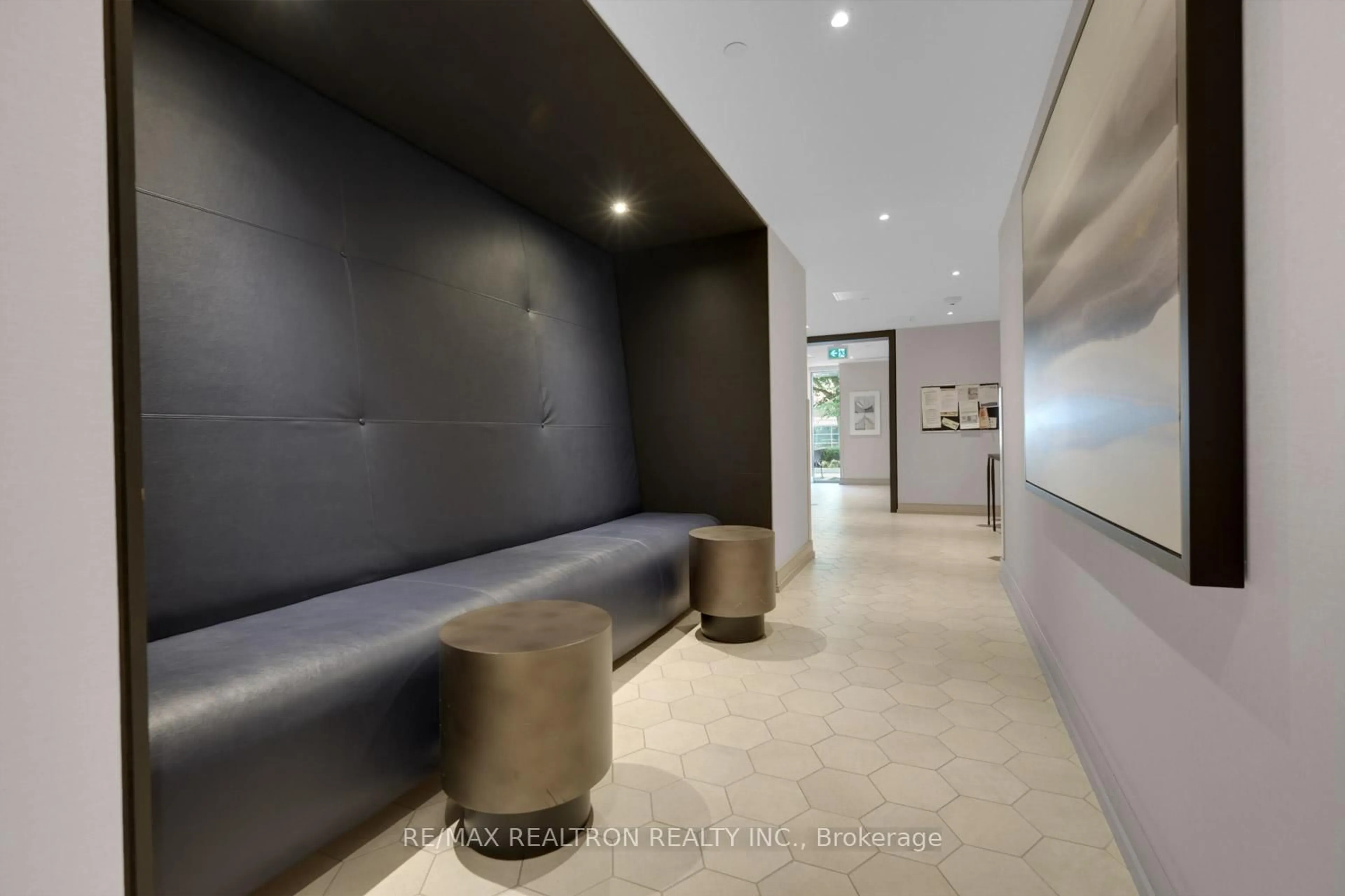 Indoor foyer for 1 Cardiff Rd #507, Toronto Ontario M4P 0G2