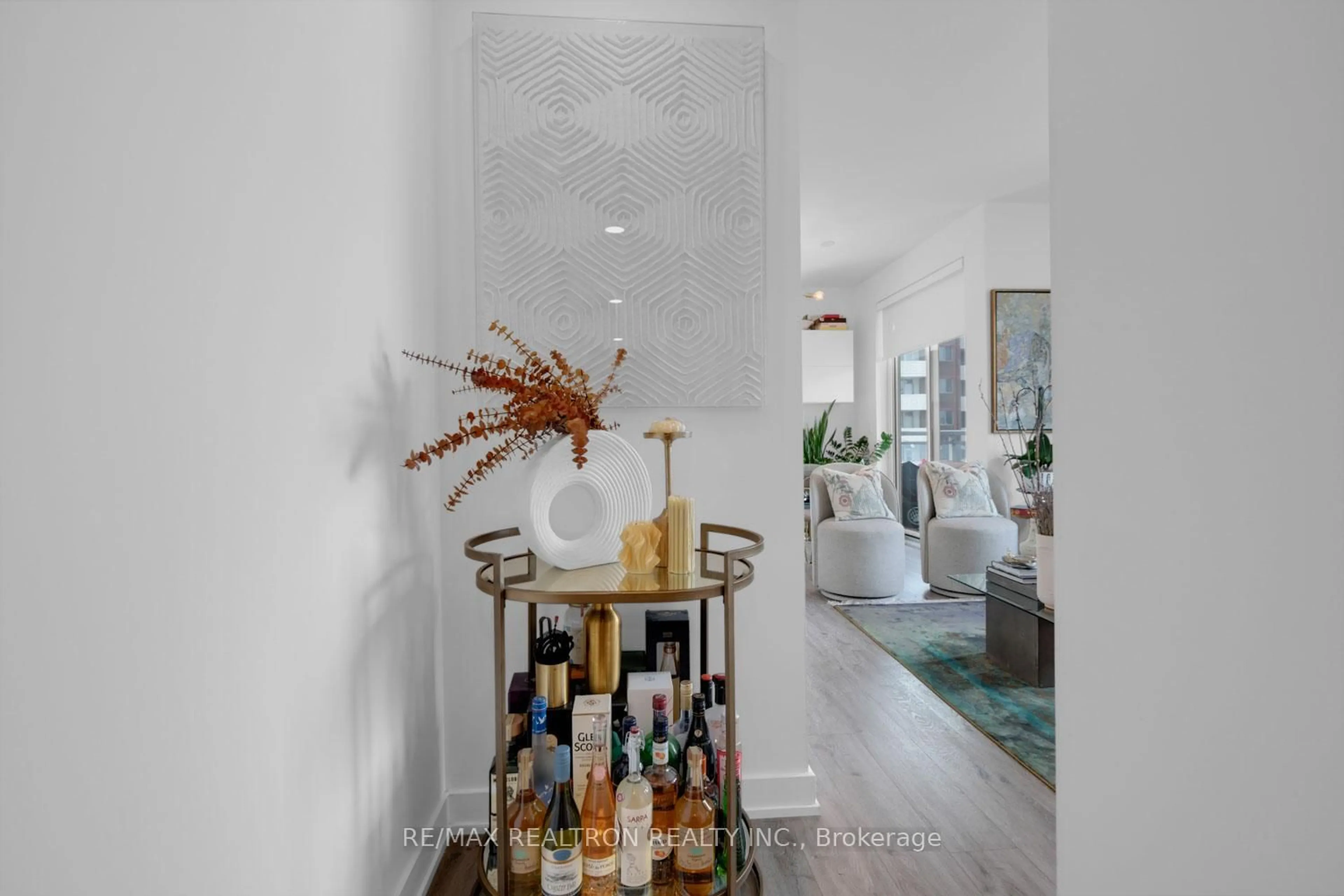 Indoor entryway for 1 Cardiff Rd #507, Toronto Ontario M4P 0G2