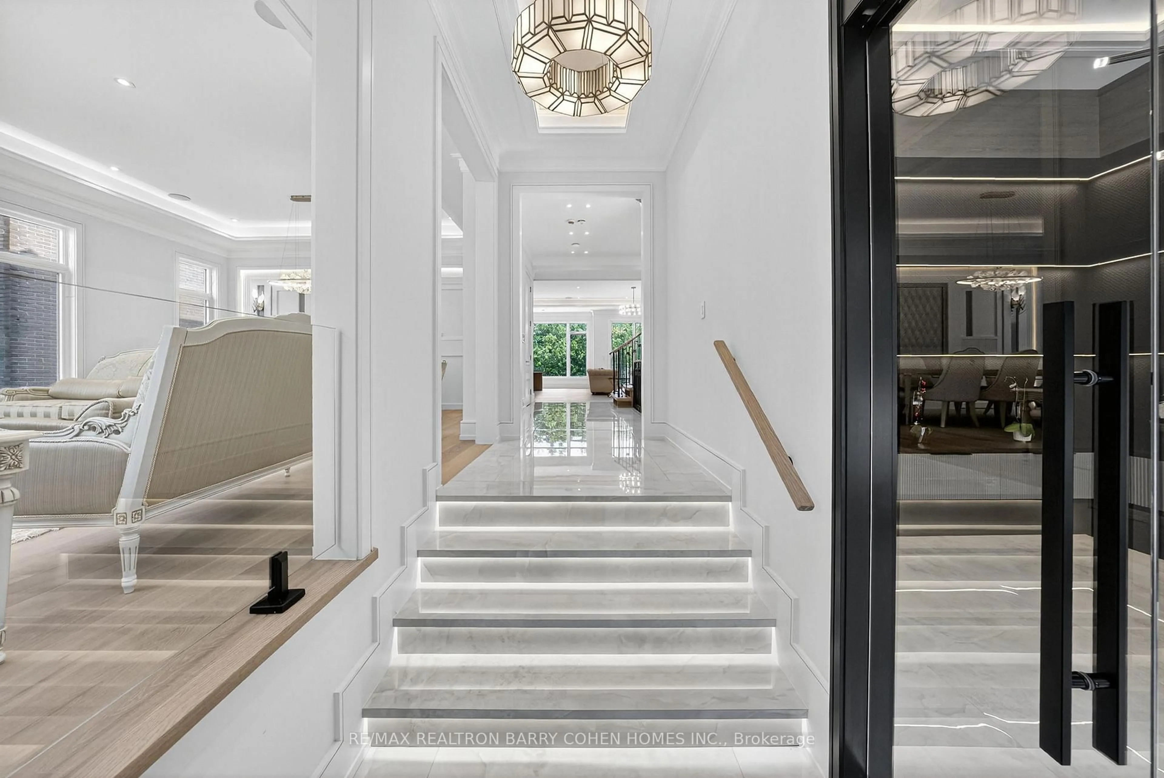 Indoor foyer for 35 Foursome Cres, Toronto Ontario M2P 1W1
