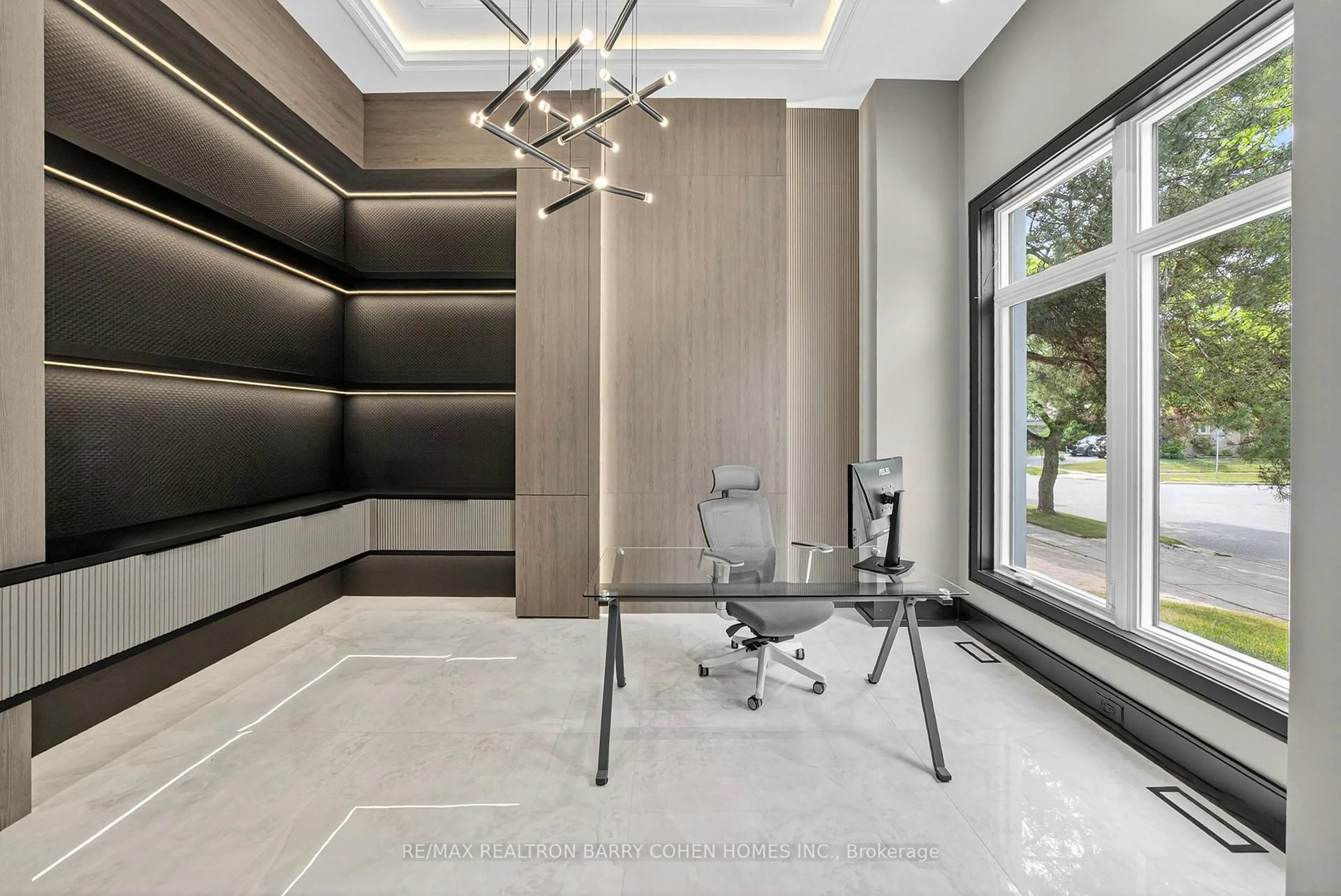 Indoor foyer for 35 Foursome Cres, Toronto Ontario M2P 1W1