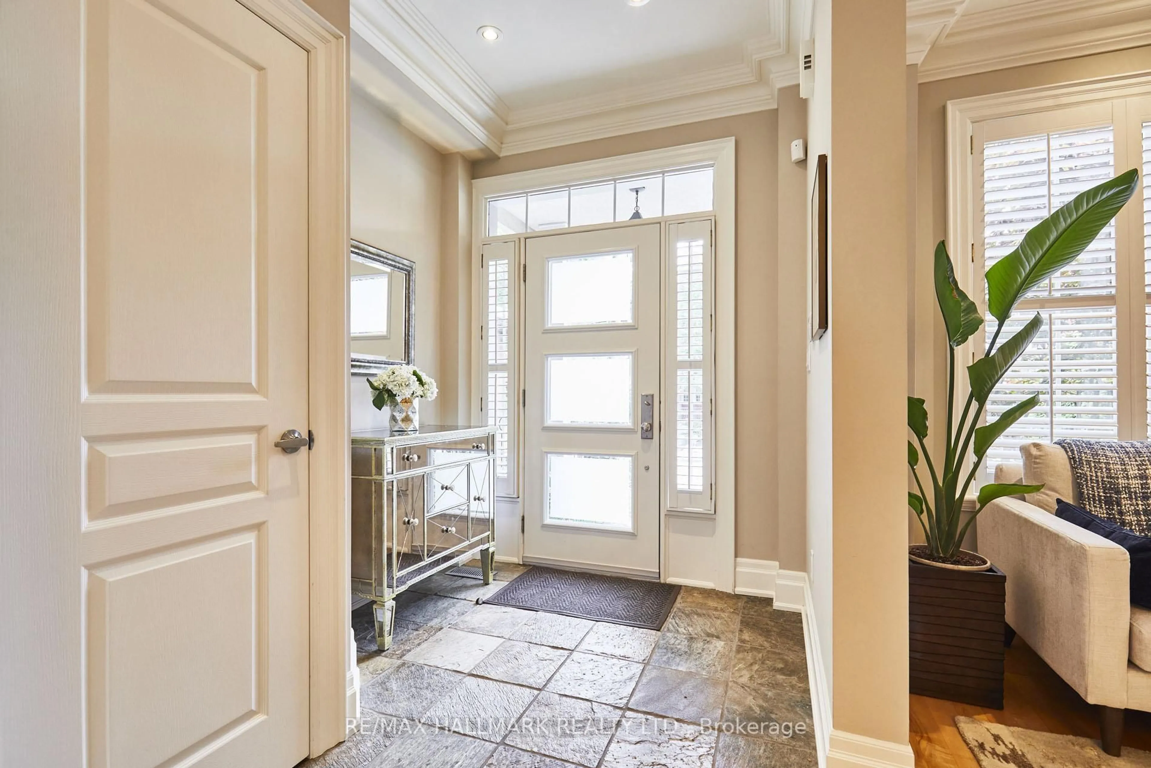 Indoor entryway for 458 Millwood Rd, Toronto Ontario M4S 1K2