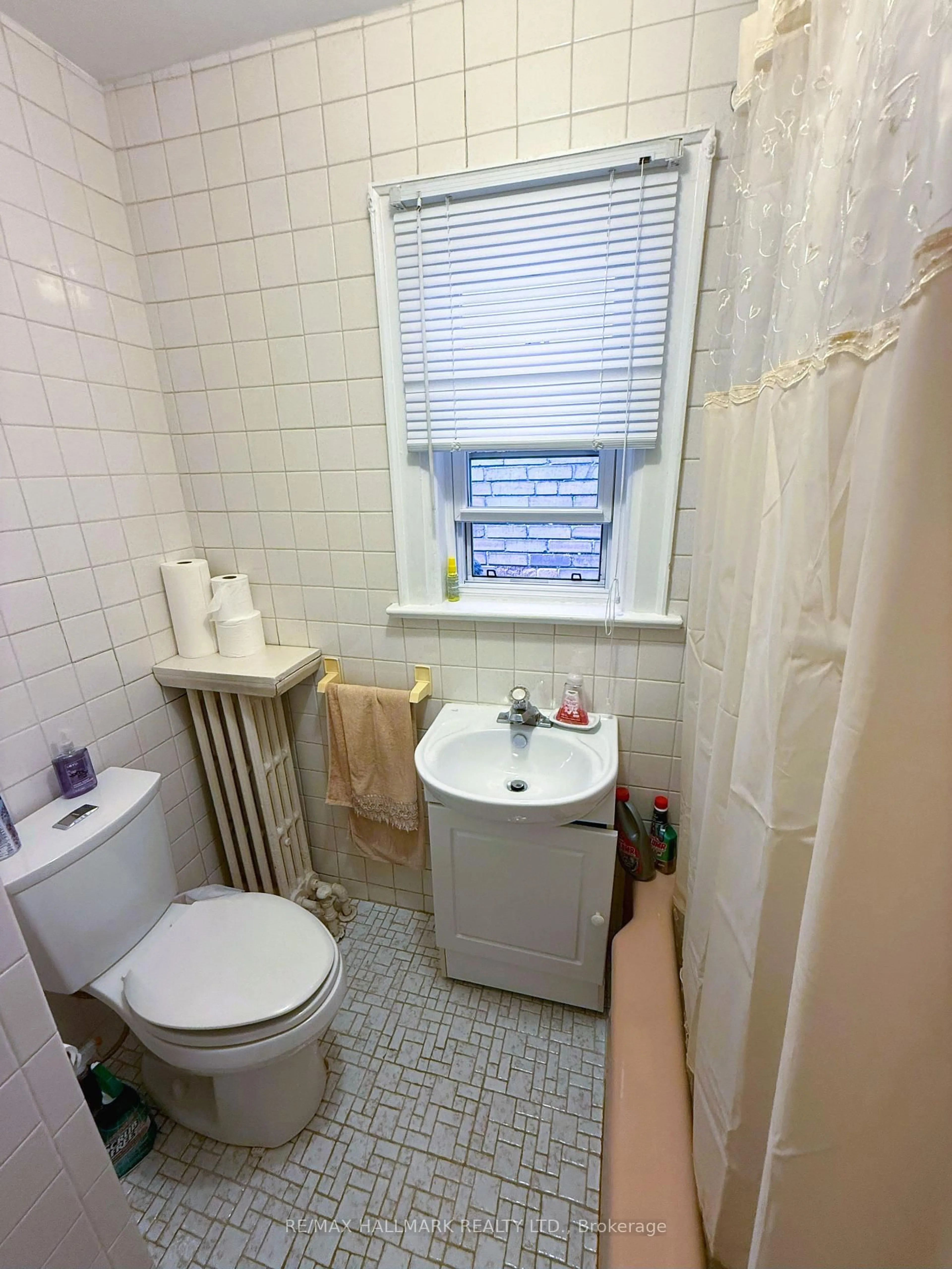 Standard bathroom, unknown for 406 Lauder Ave Ave, Toronto Ontario M6E 3J2