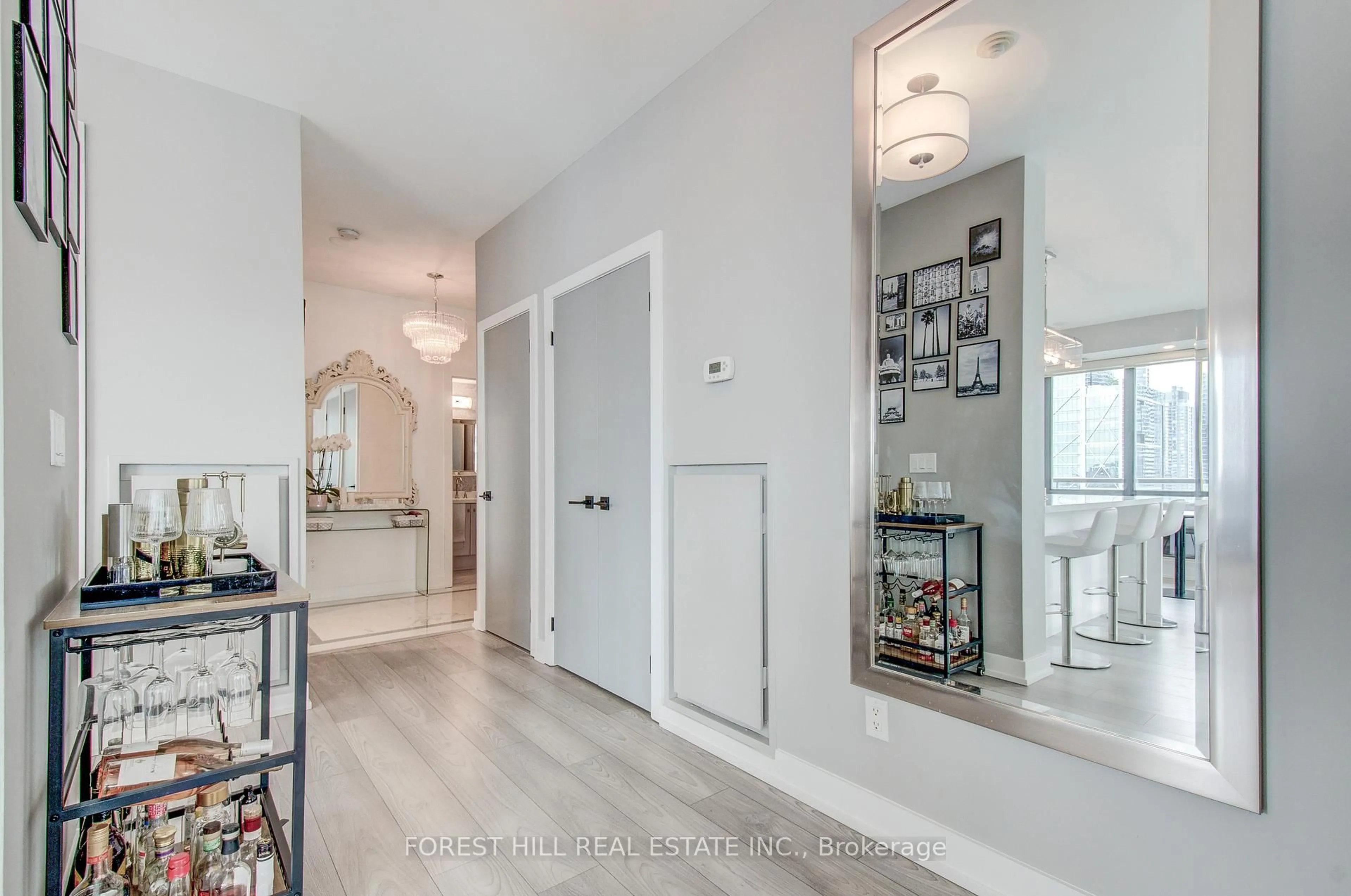 Indoor entryway for 438 King St #1708, Toronto Ontario M5V 3T9