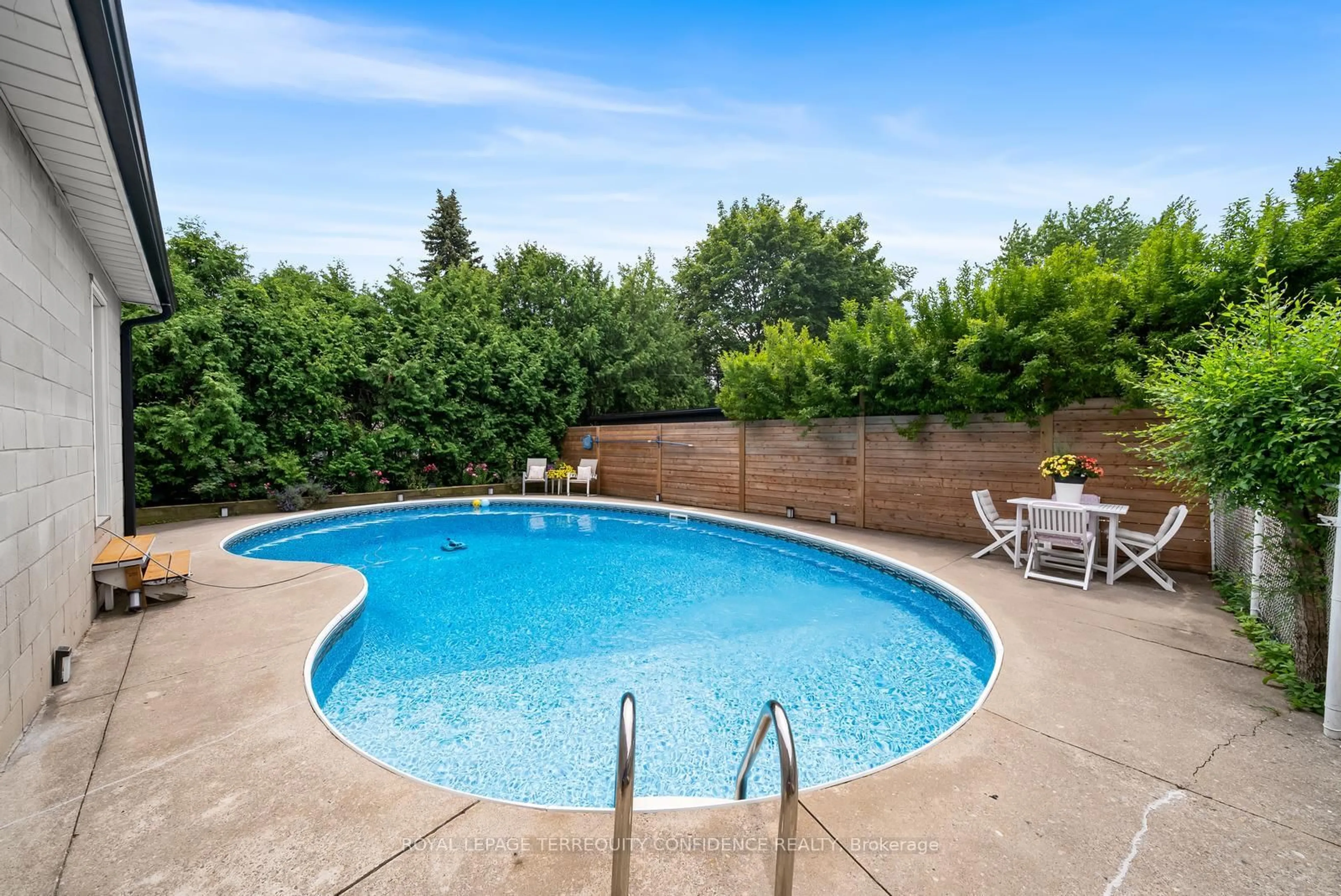 Pool for 237 Churchill Ave, Toronto Ontario M2R 1E2